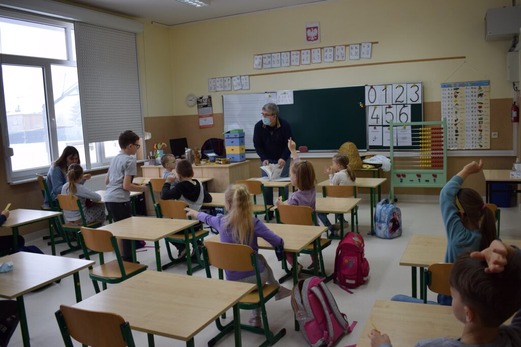 Uczniowie pierwszej klasy szkoły podstawowej