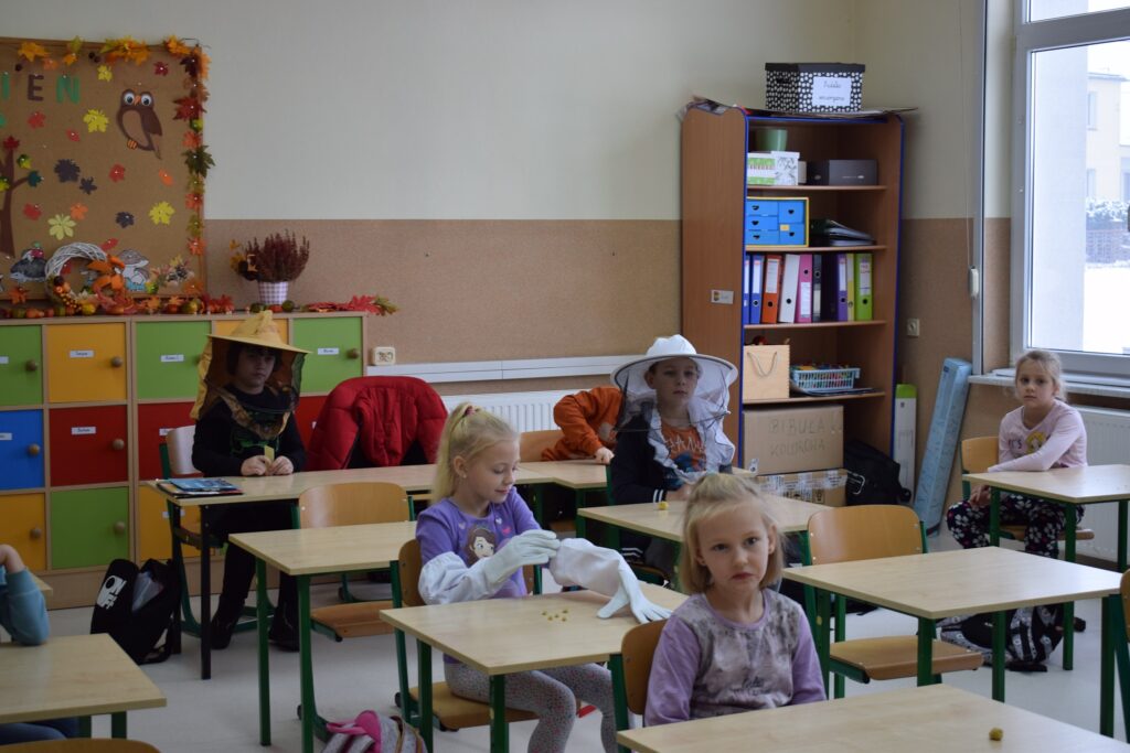 Młodzi pszczelarze