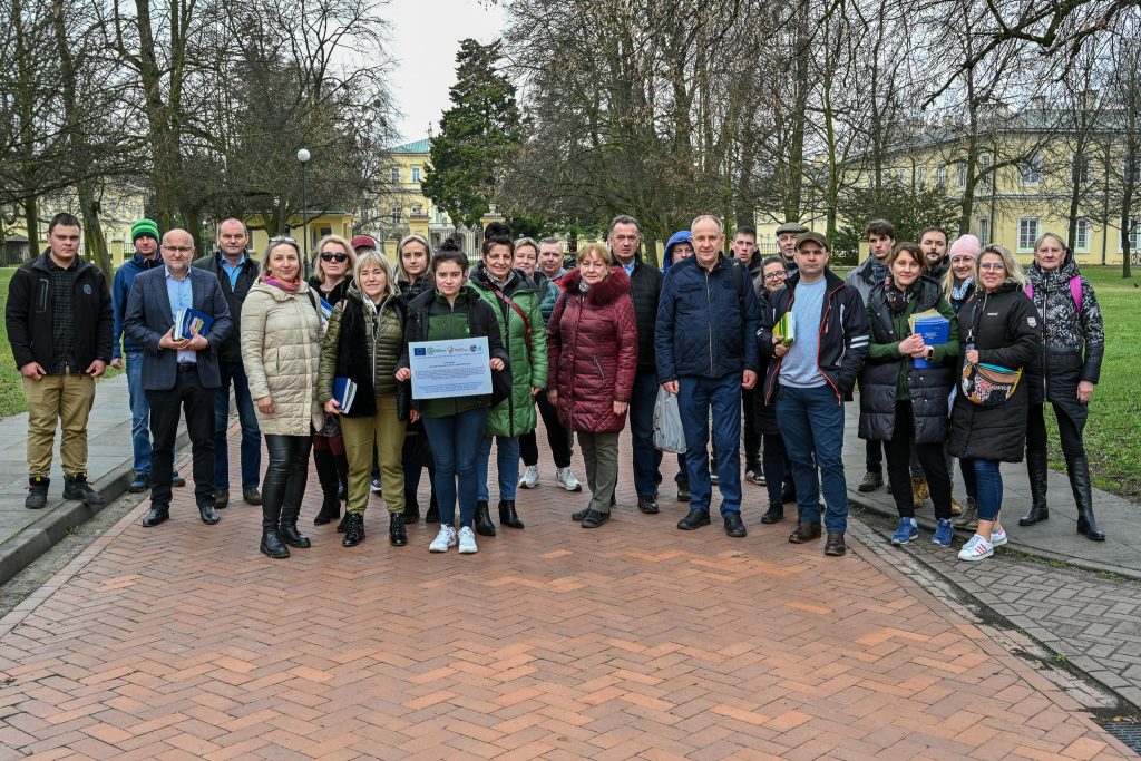 Uczestnicy wyjazdu studyjnego w zespole pałacowo-parkowym przy IUNG-PIB