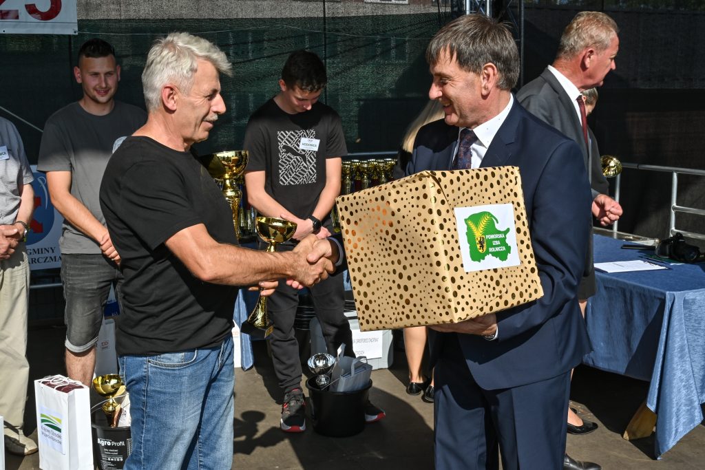 Laureaci wystawy królików oraz gołębi