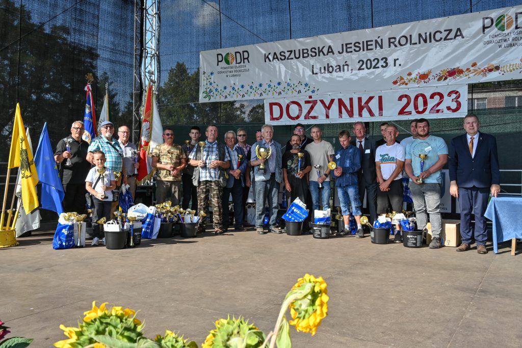 Laureaci wystawy królików oraz gołębi