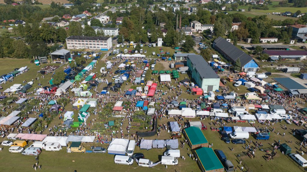 Widok na plac targowy z drona