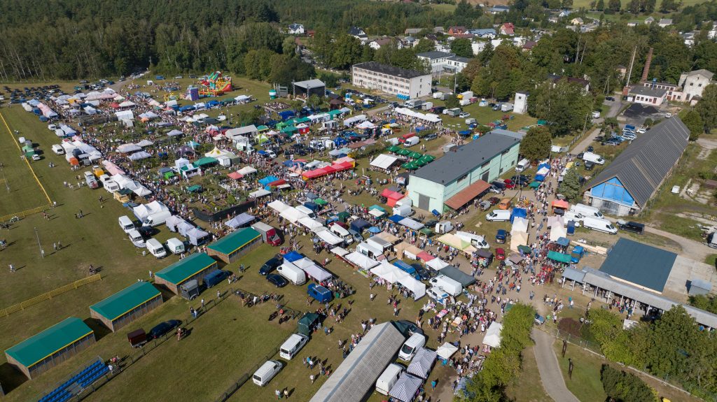 Widok na plac targowy z drona