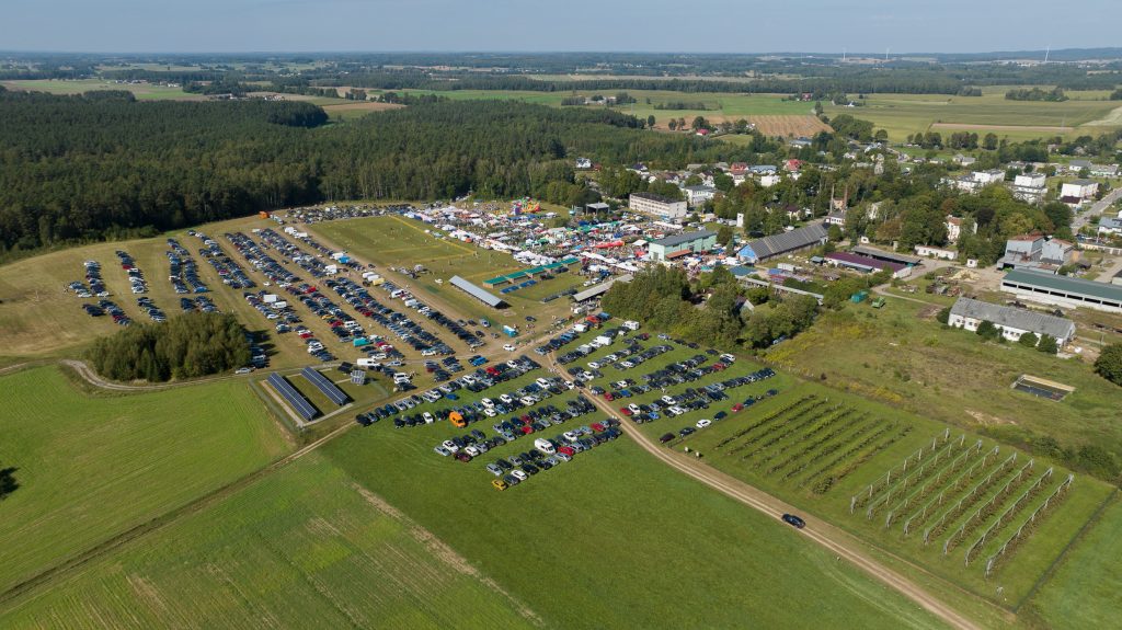 Widok na plac targowy z drona