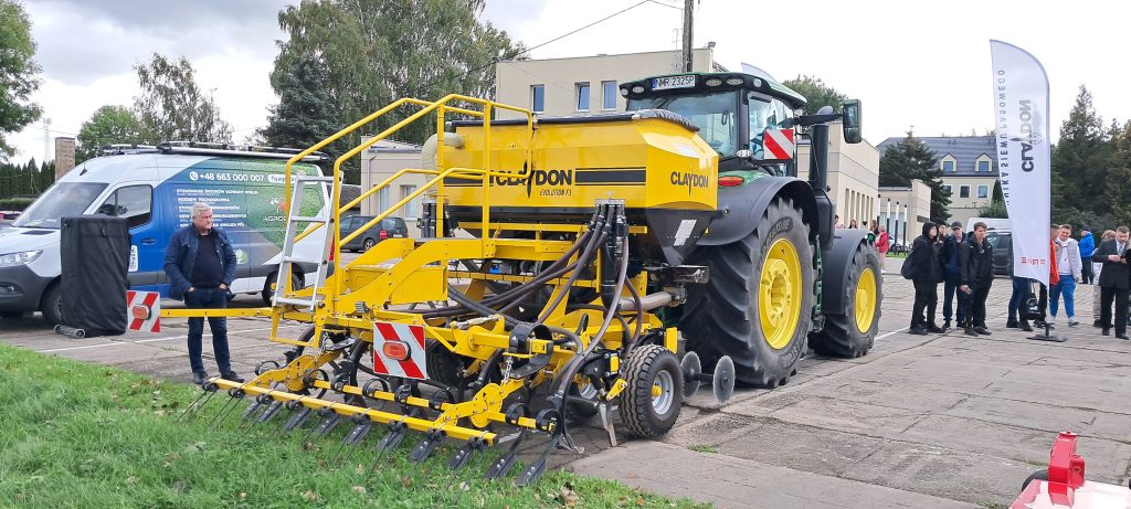 Siewnik do siewu pasowego, z unikalną technologią zębów uprawowych