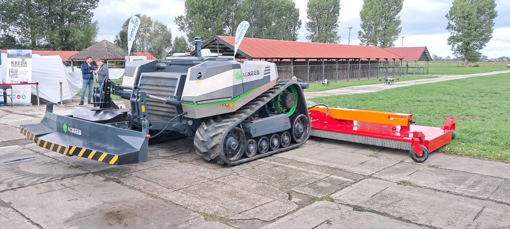 Autonomiczny ciągnik napędzany silnikiem spalinowym