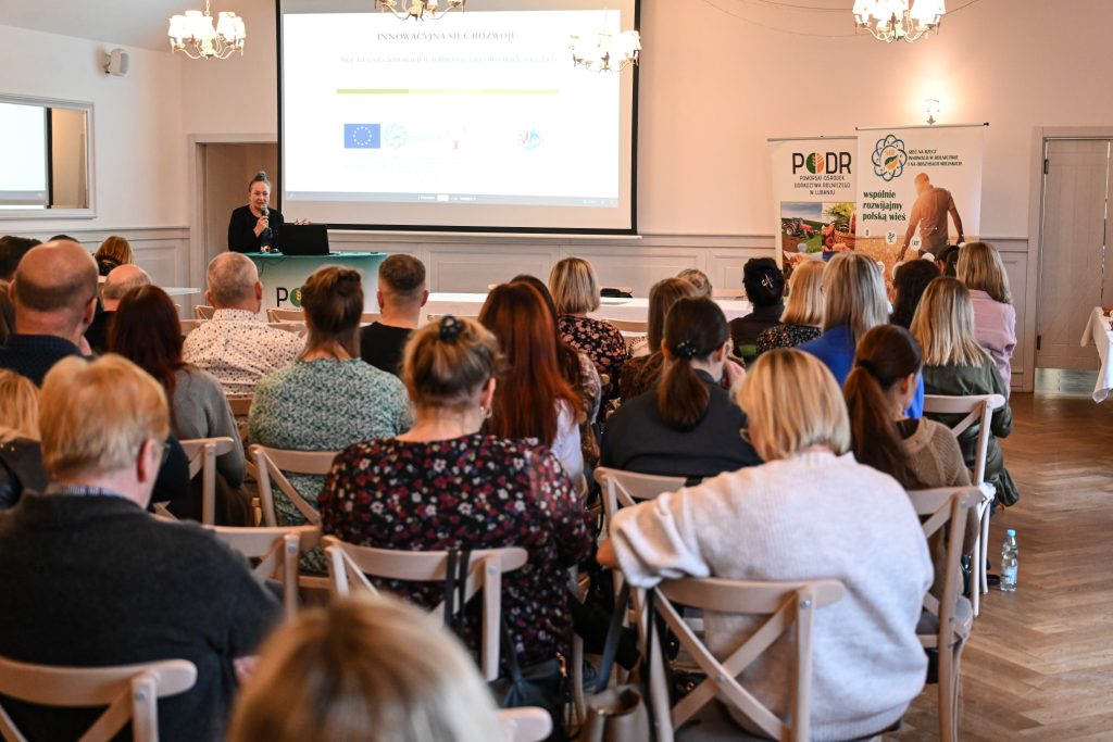 Pani Katarzyna Jasińska - zastępca Dyrektora PODR w Lubaniu podczas otwarcia konferencji