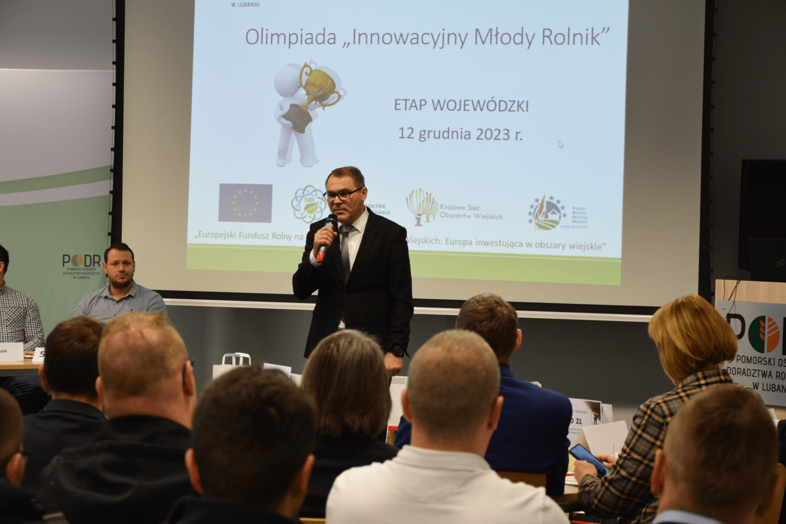 Mariusz Pokrzywinski, Okręgowy Inspektor Pracy gratuluje finalistom olimpiady Innowacyjny Młody Rolnik