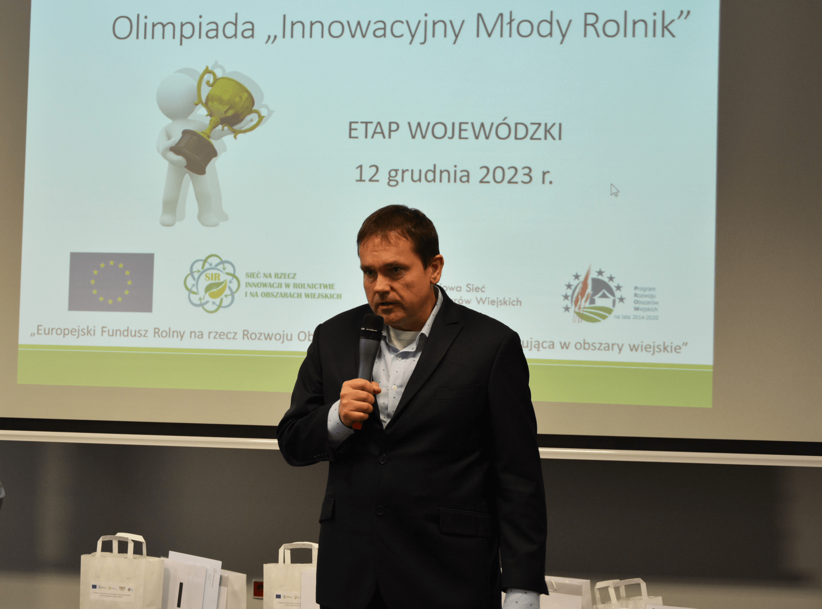 Rafał Karlikowski, Zastępca Dyrektora KOWR OT w Pruszczu gratuluje finalistom olimpiady