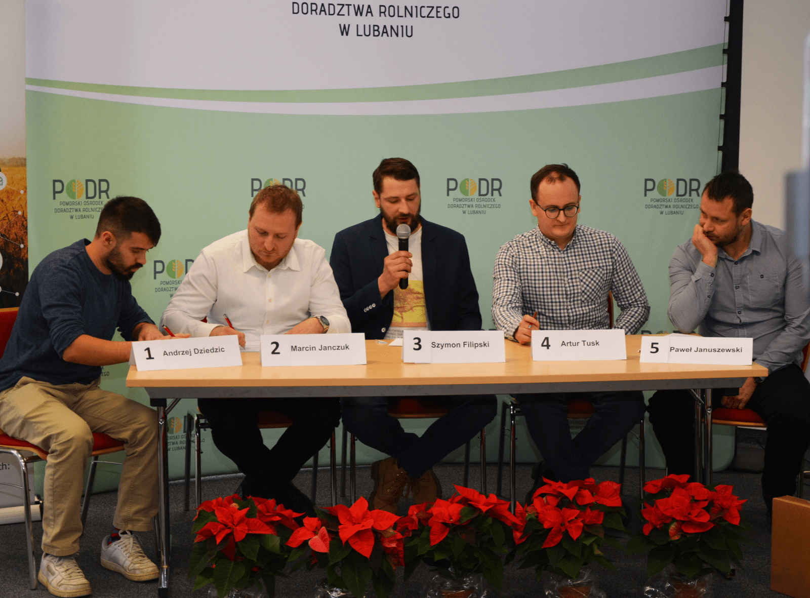 Finaliści olimpiady Andrzej Dziedzic, Marcin Janczuk, Szymon Filipski, Artur Tusk, Paweł Januszewski zapoznają się z pytaniami i przygotowują do odpowiedzi