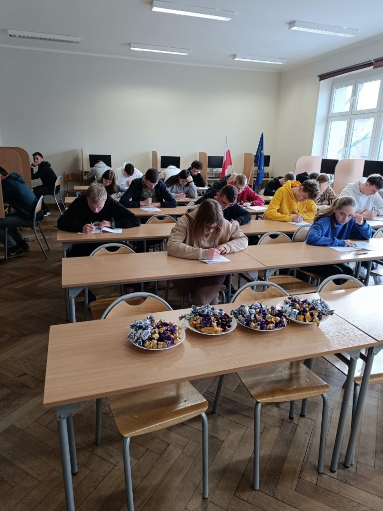 uczestnicy podczas etapu pisemnego