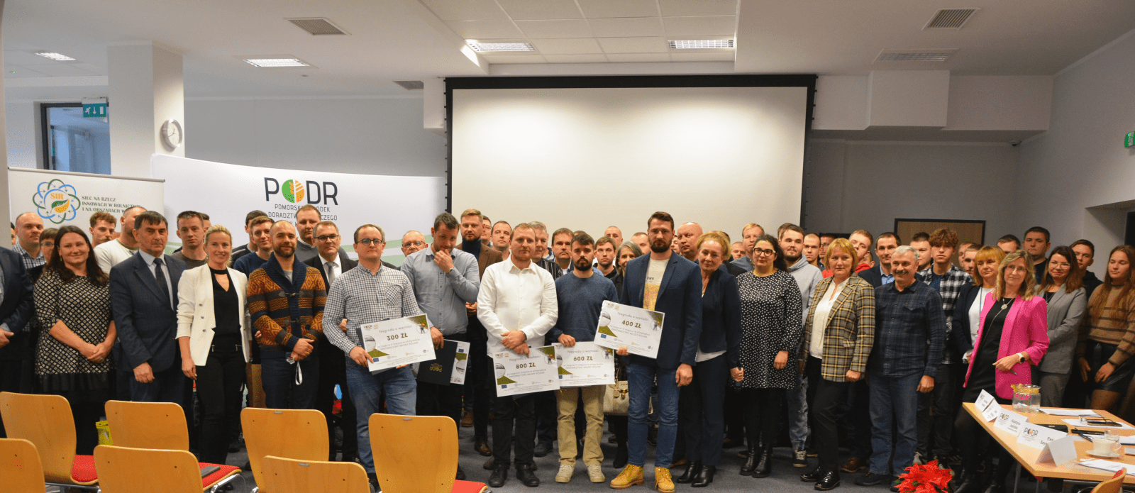 wszyscy uczestnicy olimpiady, goście i organizatorzy