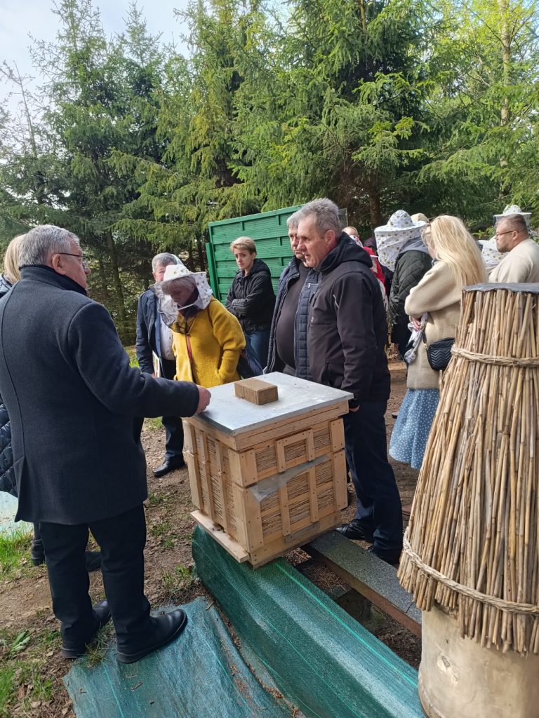 Uczestnicy szkolenia w pasiece