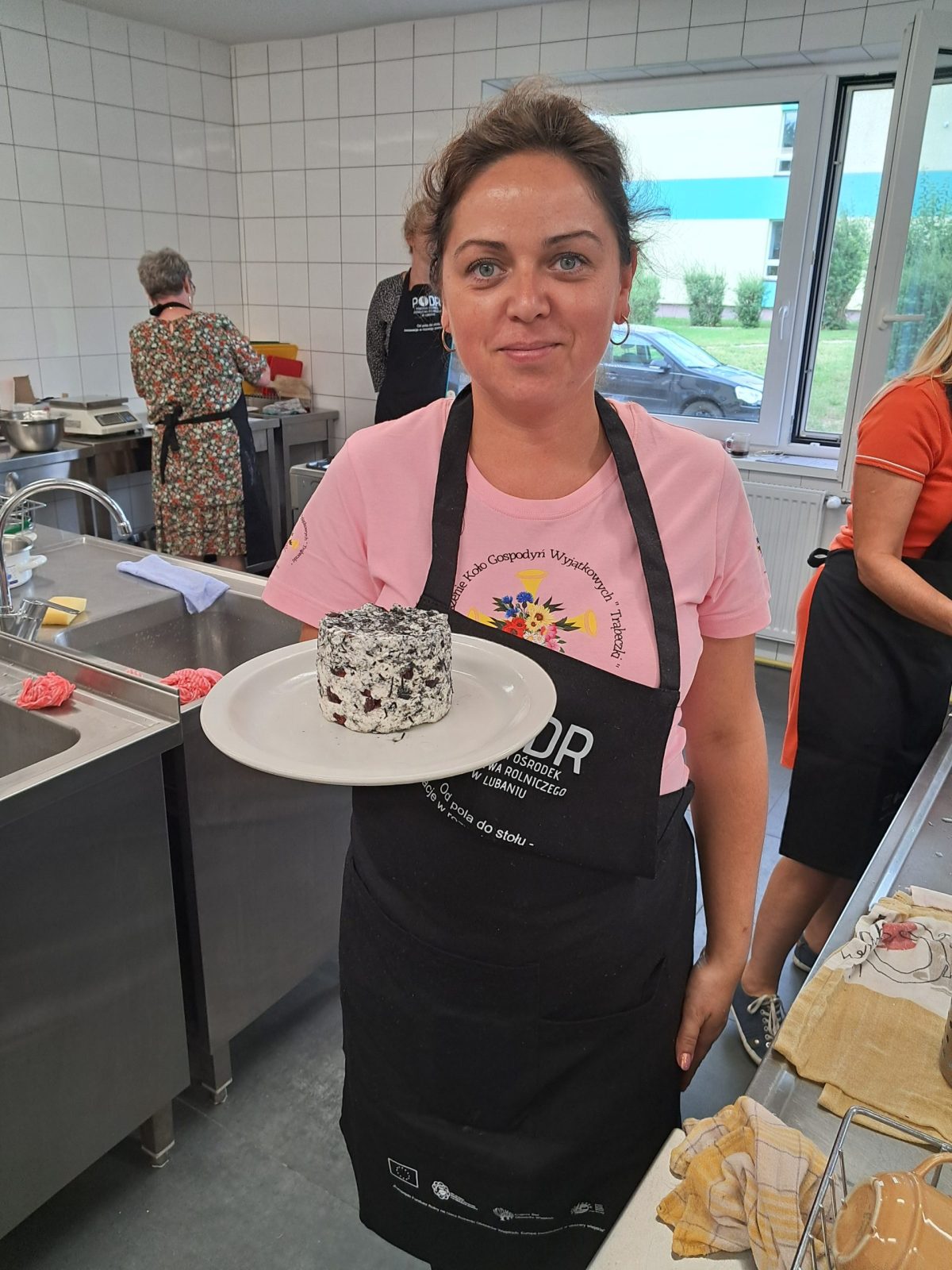 Prezentacja gotowego dania - świeży ser krowi z żurawiną