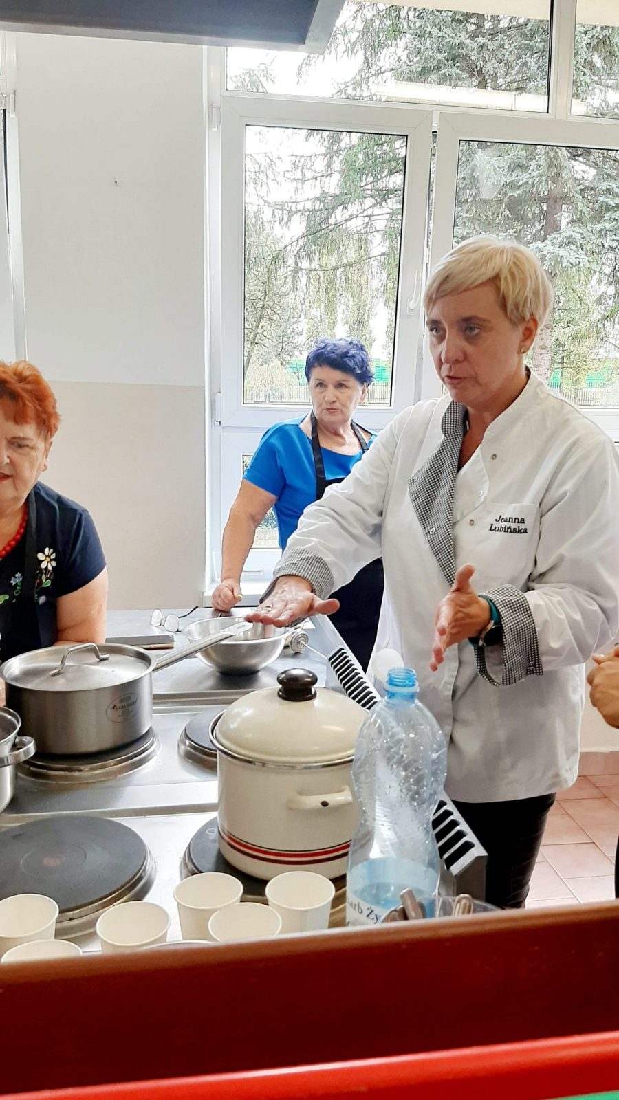 Prowadząca warsztaty instruuje uczestniczki jak przygotowywać poszczególne dania