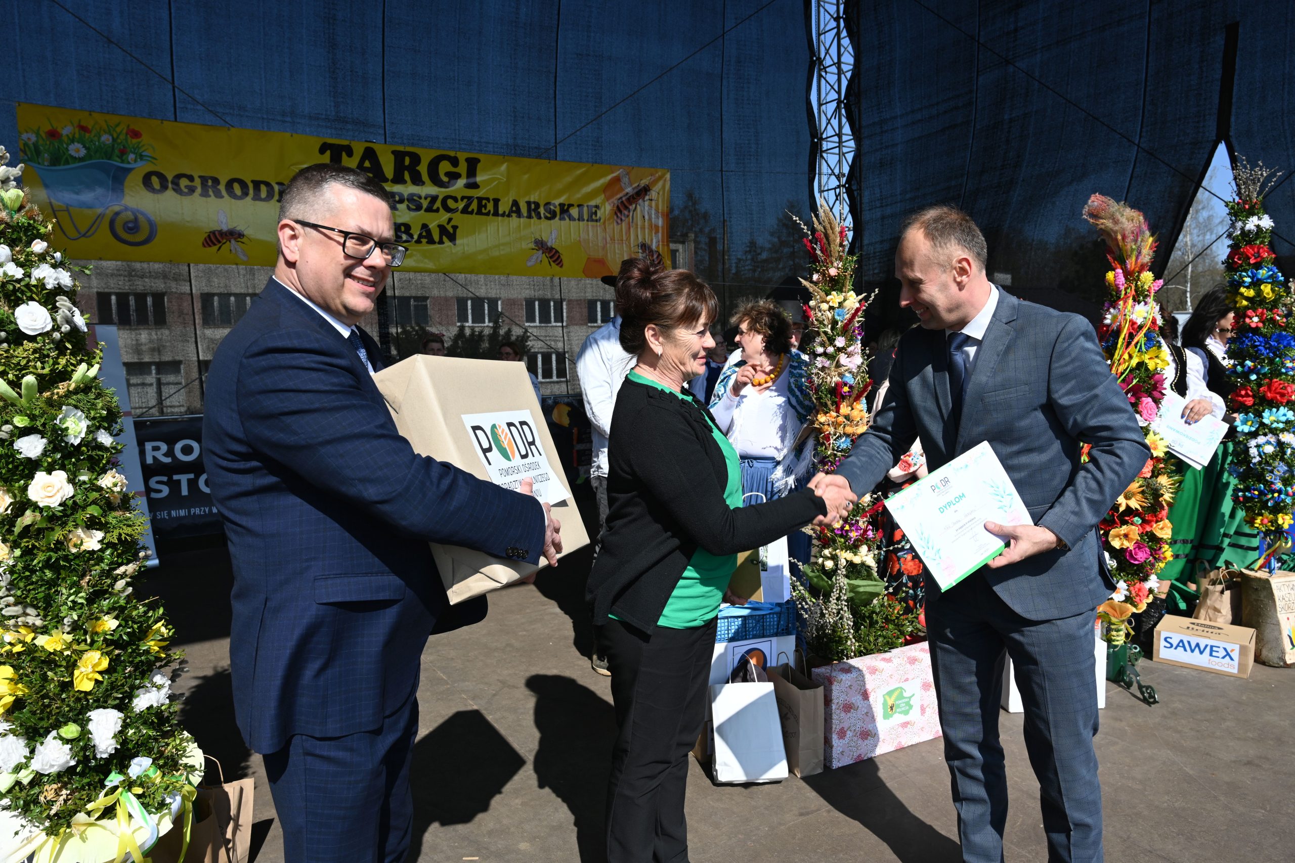 Dyrekcja PODR wręczająca dyplom oraz nagrodę dla KGW Iłownica-Iłowianki laureata I miejsca