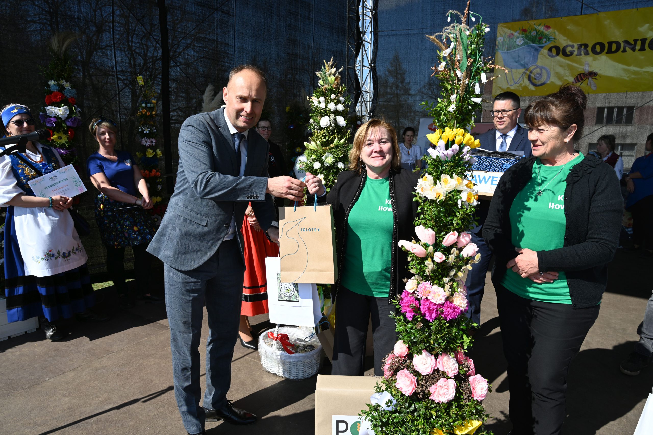 Dyrektor PODR w Lubaniu wręcza nagrody laureatowi I miejsca KGW Iłownica-Iłowianki