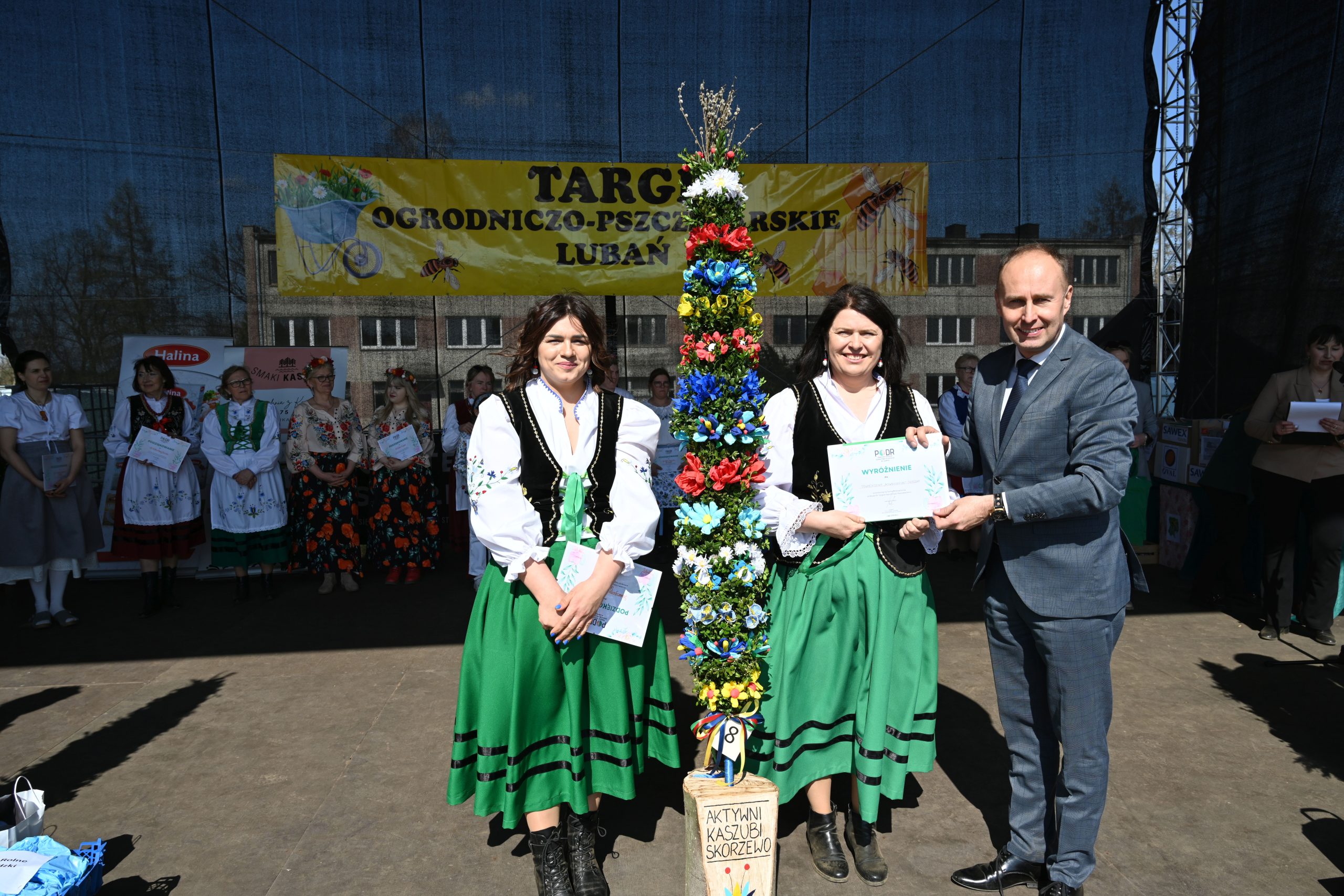 Dyrektor PODR w Lubaniu wręczający dyplom laureatom wyróżnienia - Stowarzyszenie  ,,Aktywni Kaszubi''