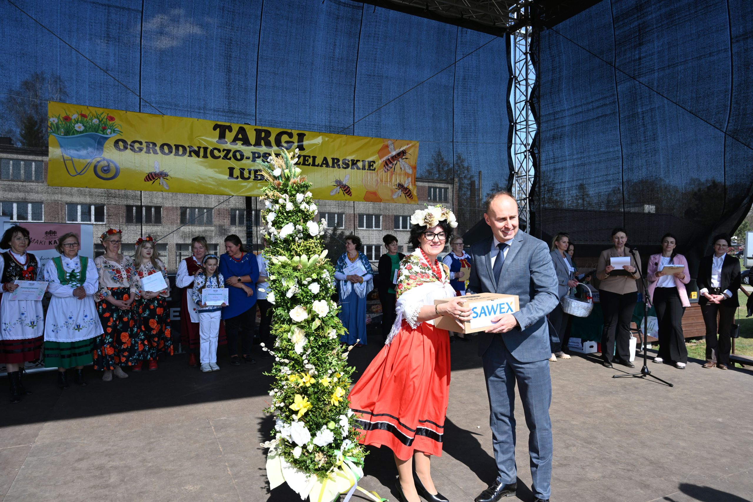 Dyrektor PODR w Lubaniu  wręczający nagrodę za wyróżnienie  dla KGW ,,Lobelia'' Borzytuchom