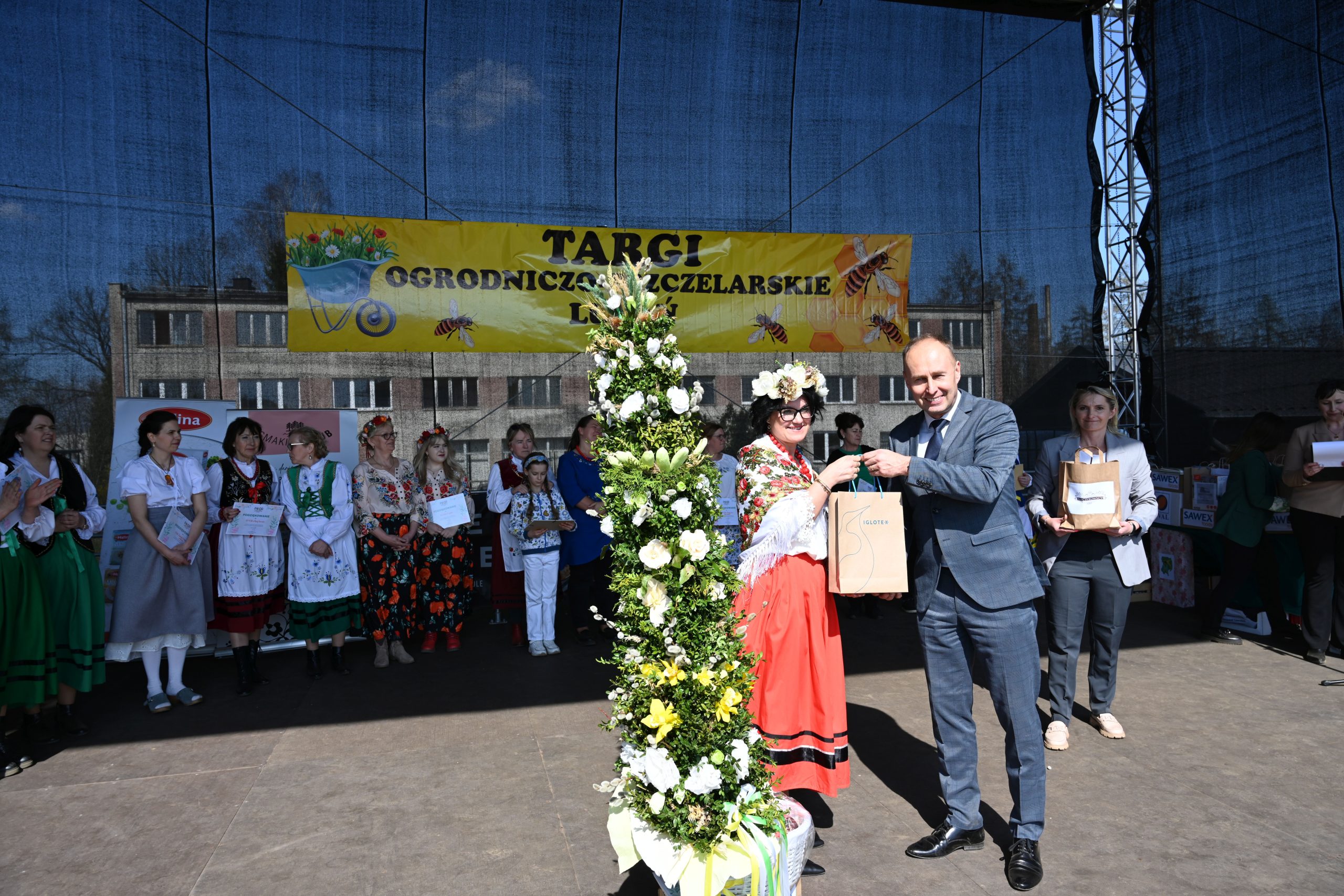 Dyrektor PODR w Lubaniu  wręczający nagrodę za wyróżnienie dla KGW ,, Lobelia'' Borzytuchom