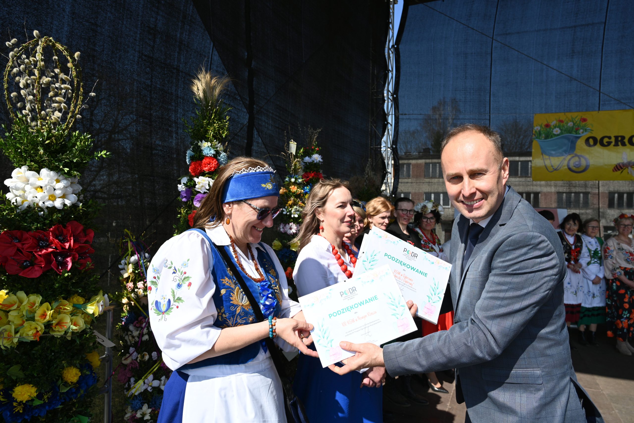 Dyrektor PODR w Lubaniu  wręczający  podziękowania za udział w konkursie