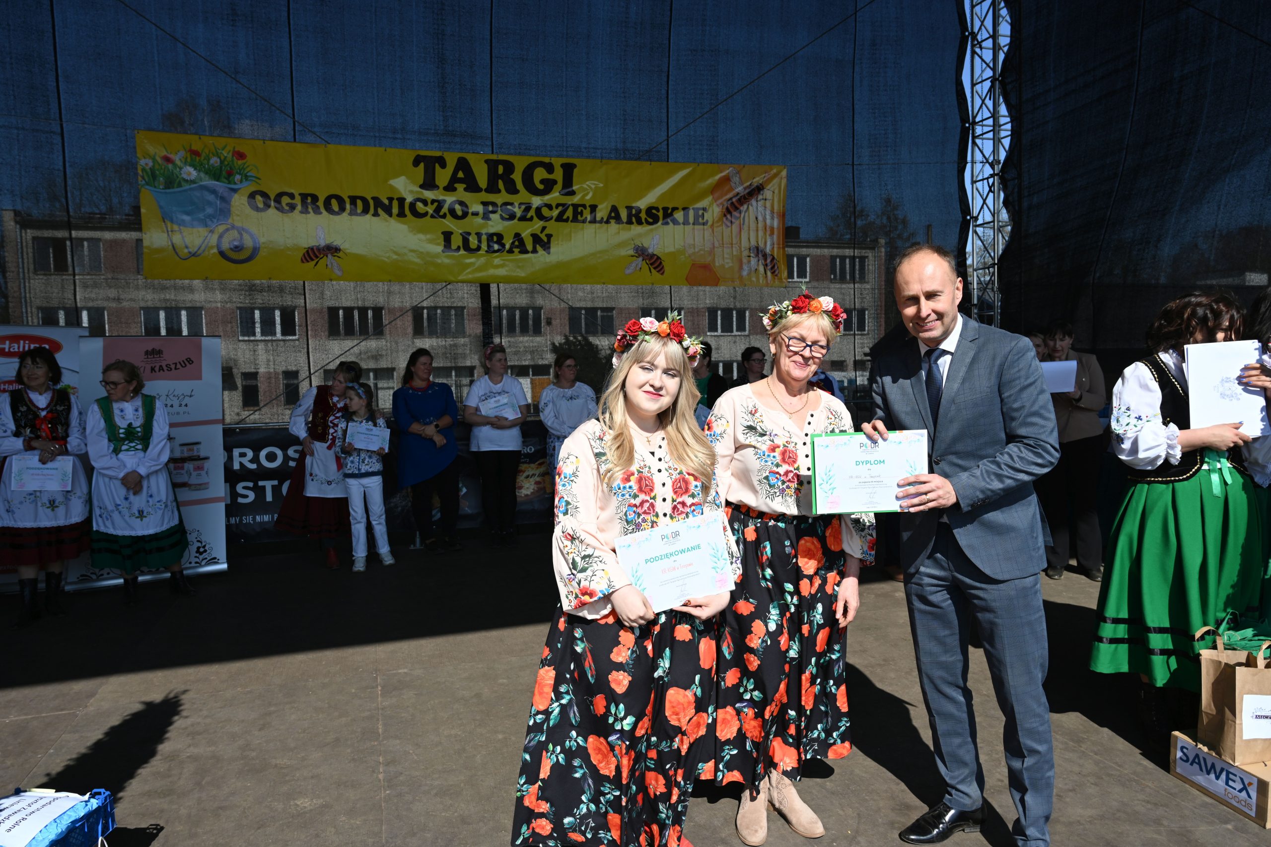 Dyrektor PODR wręczający dyplom oraz podziękowanie laureatkom III miejsca KR-KGW w Trzepowie