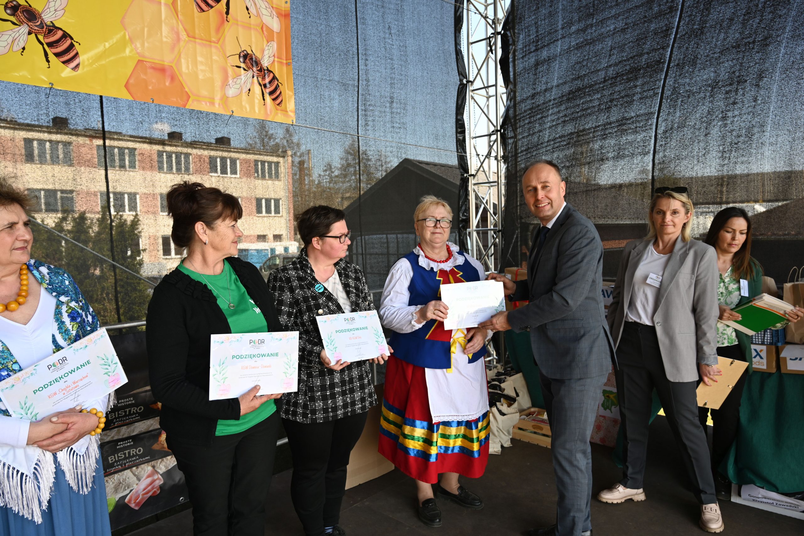 Dyrektor PODR w Lubaniu  wręczający  podziękowania za udział w konkursie