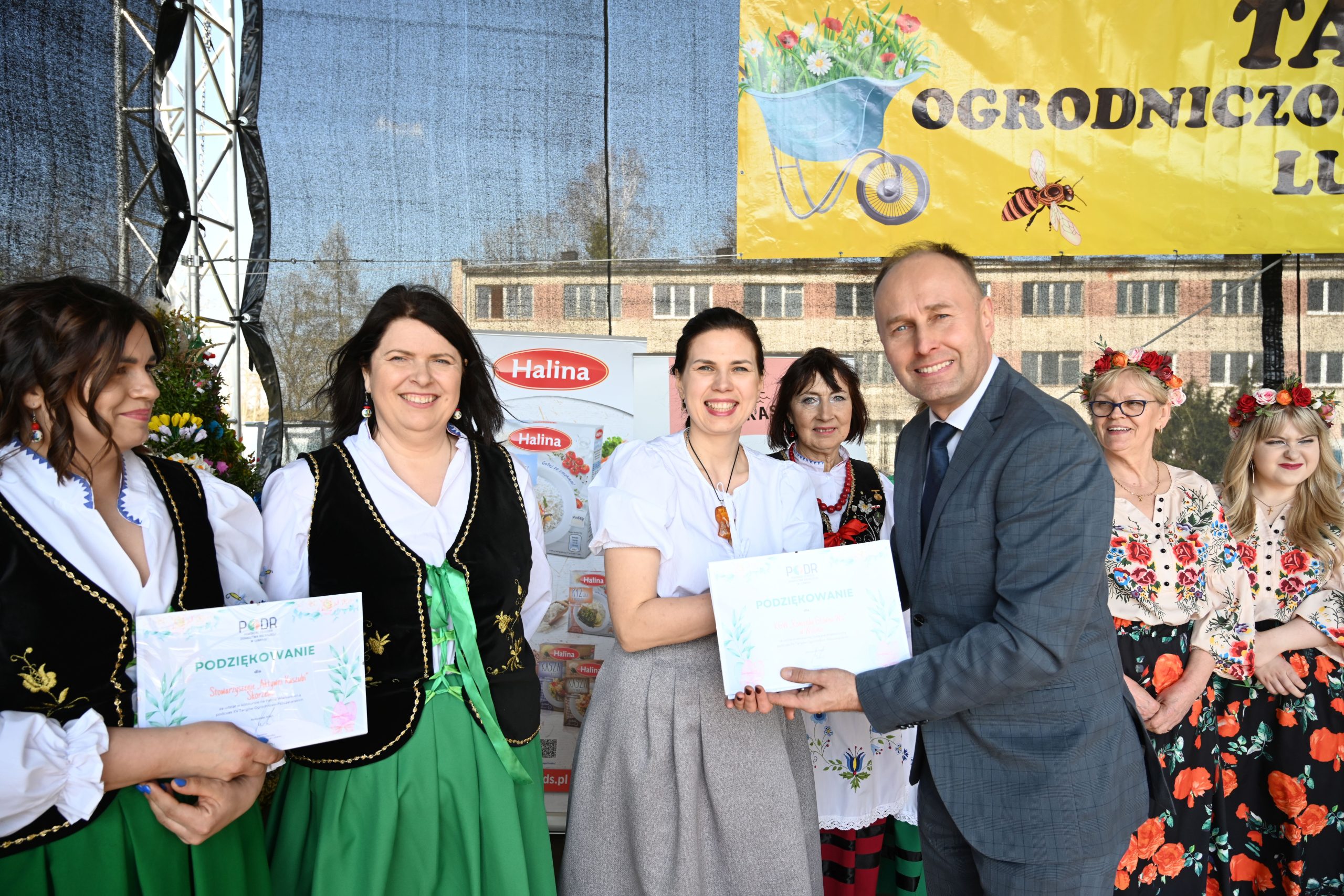 Dyrektor PODR w Lubaniu  wręczający  podziękowania za udział w konkursie