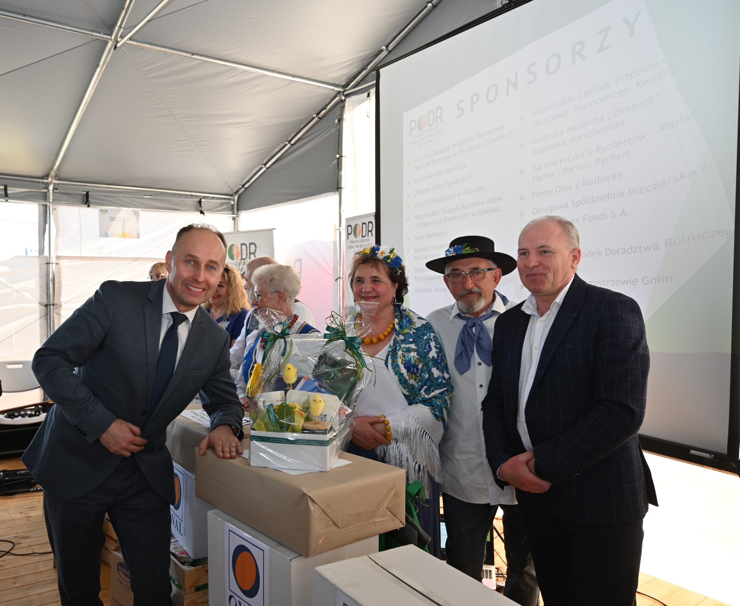 p. Aleksander Mach - Dyrektor PODR w Lubaniu oraz p. Lubomir Głowacki - Wicestarosta Nowodworski z KGW Chochla i Warząchew