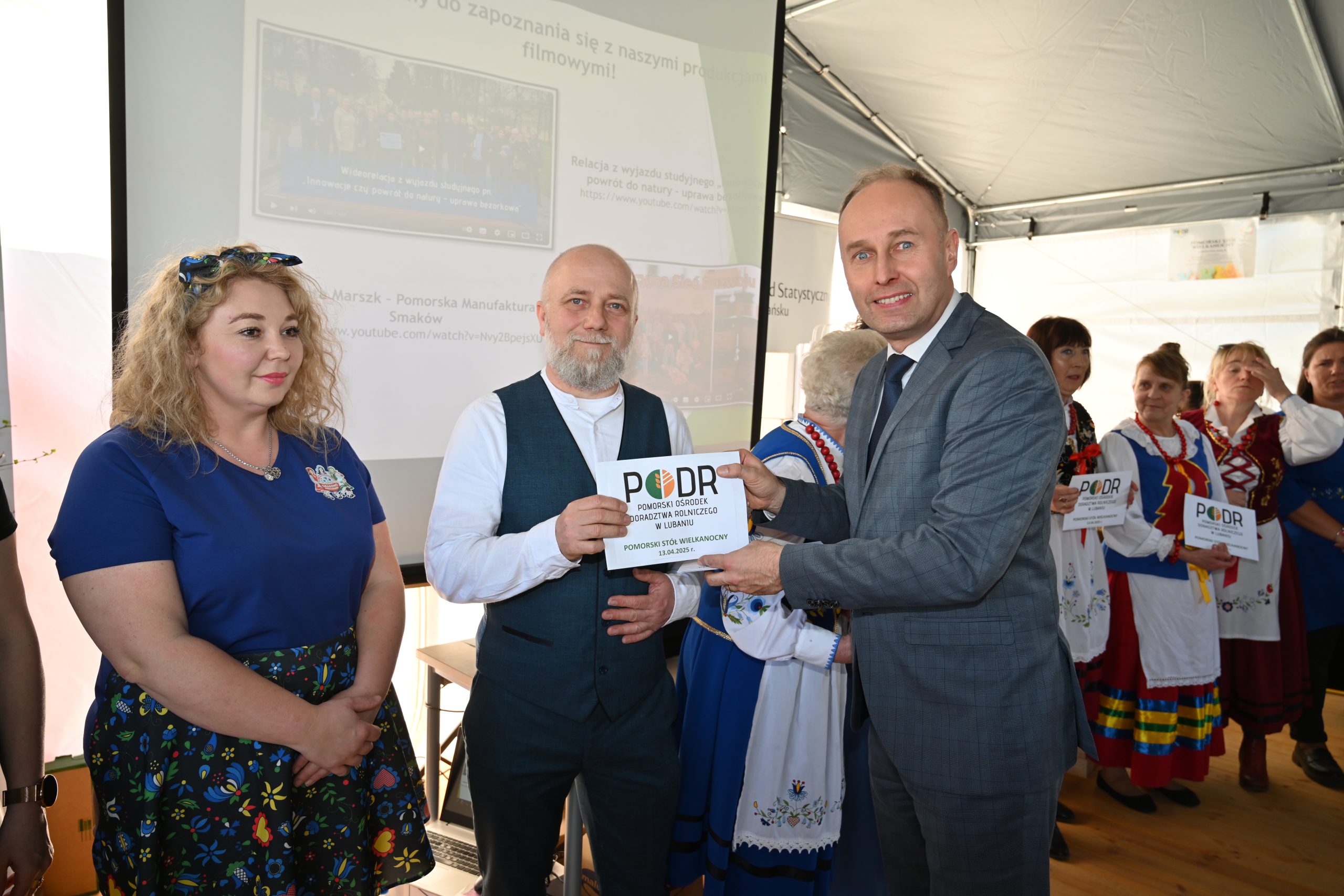 p. Aleksander Mach - Dyrektor PODR w Lubaniu wręcza nagrodę dla KGW Komenda Główna Wsi w Wiślinie