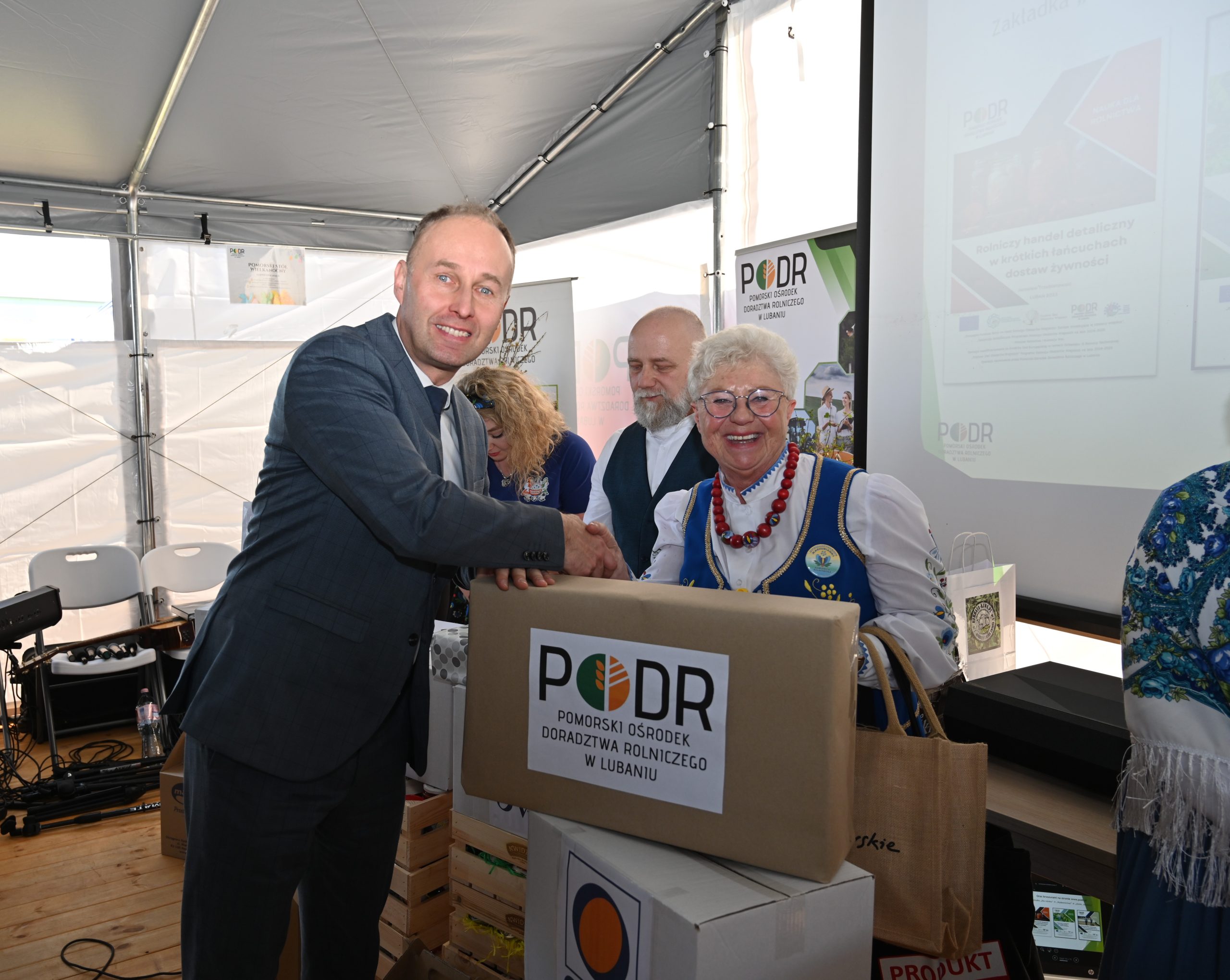 p. Aleksander Mach - Dyrektor PODR w Lubaniu wręcza nagrodę dla Stowarzyszenia Kaszubianki (2)