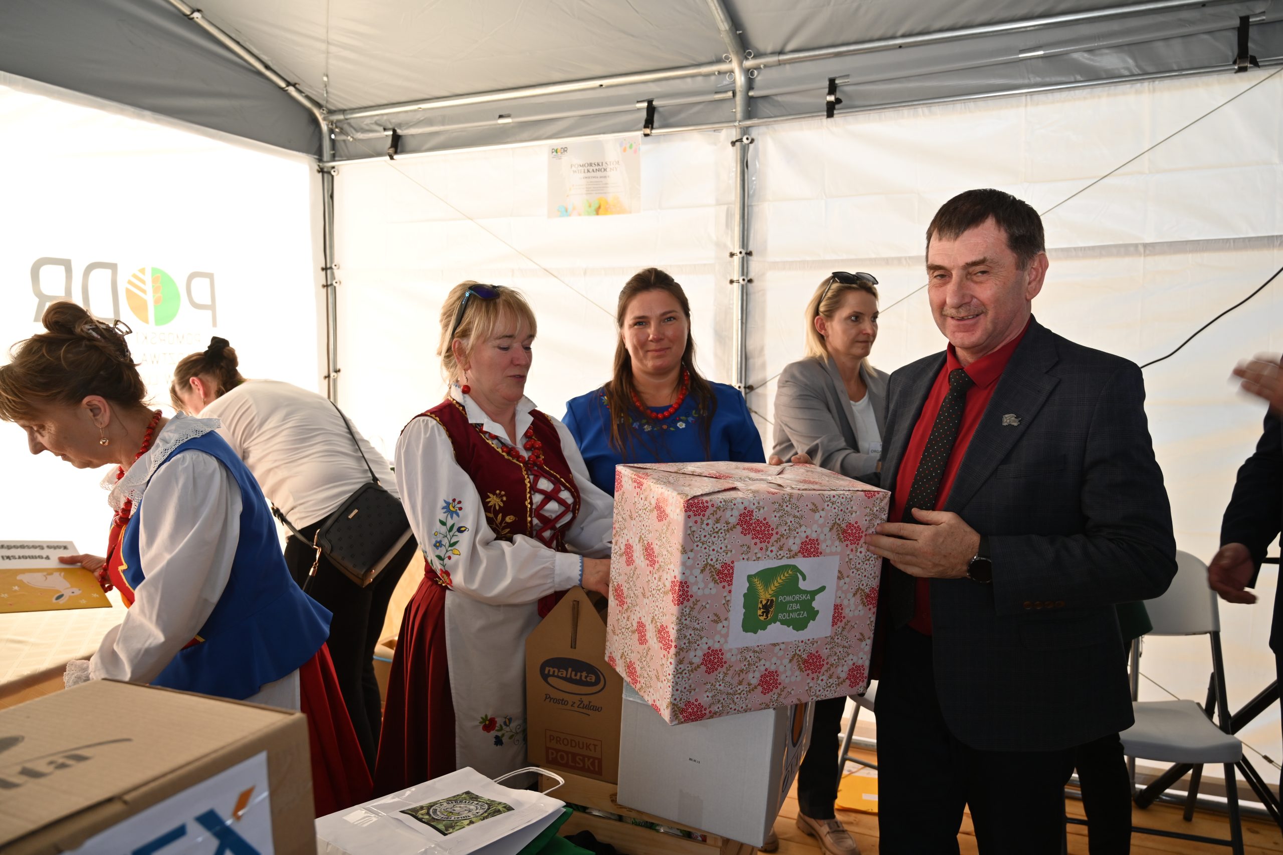 p. Ryszard Kleinszmidt - Wiceprezes Zarządu Pomorskiej Izby Rolniczej wręcza nagrodę dla KR-KGW w Lipach