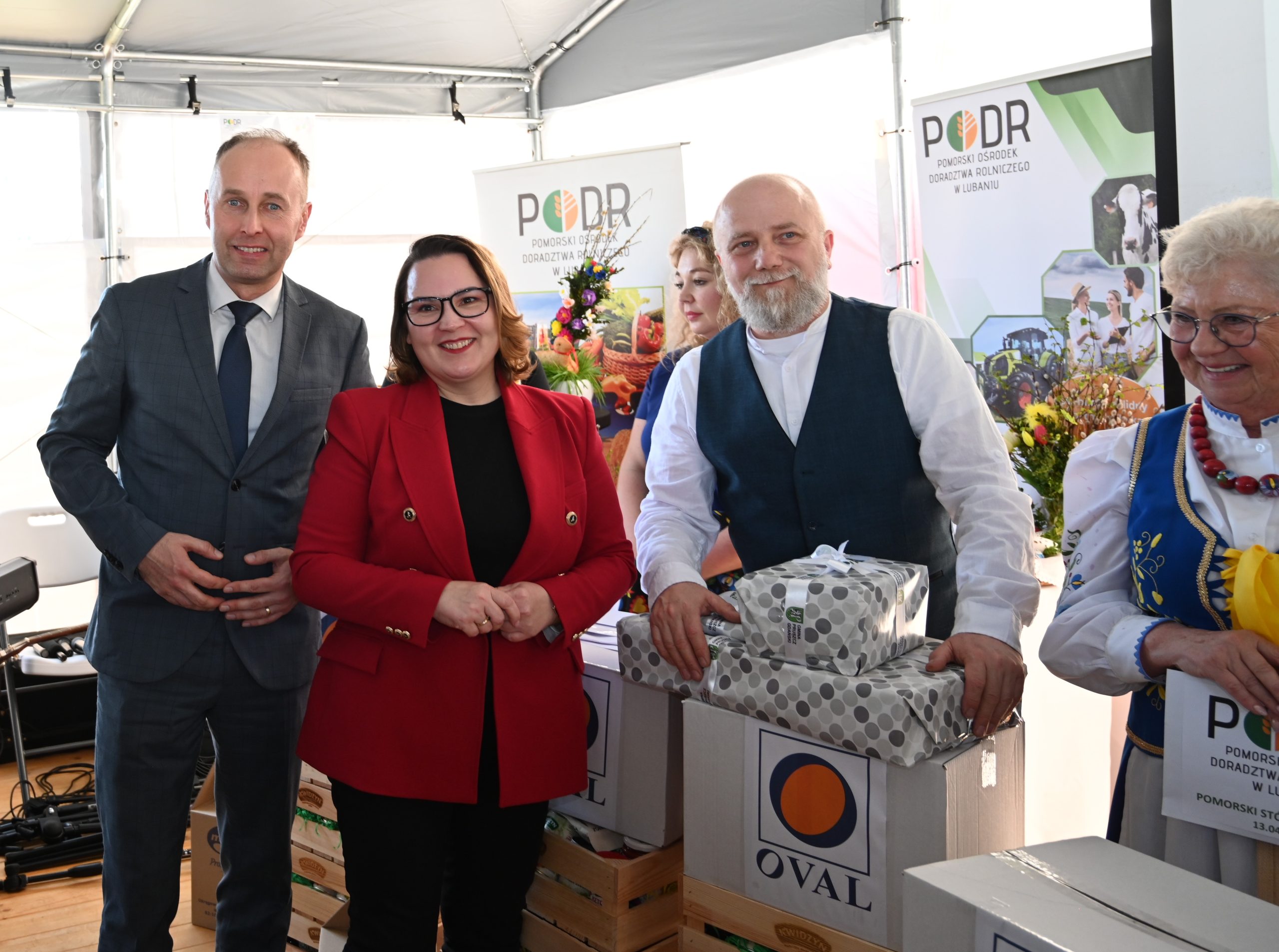 p. Weronika Chmielowiec - wójt Gminy Pruszcz Gdański i p. Aleksander Mach - Dyrektor PODR w Lubaniu podczas wręczania nagród
