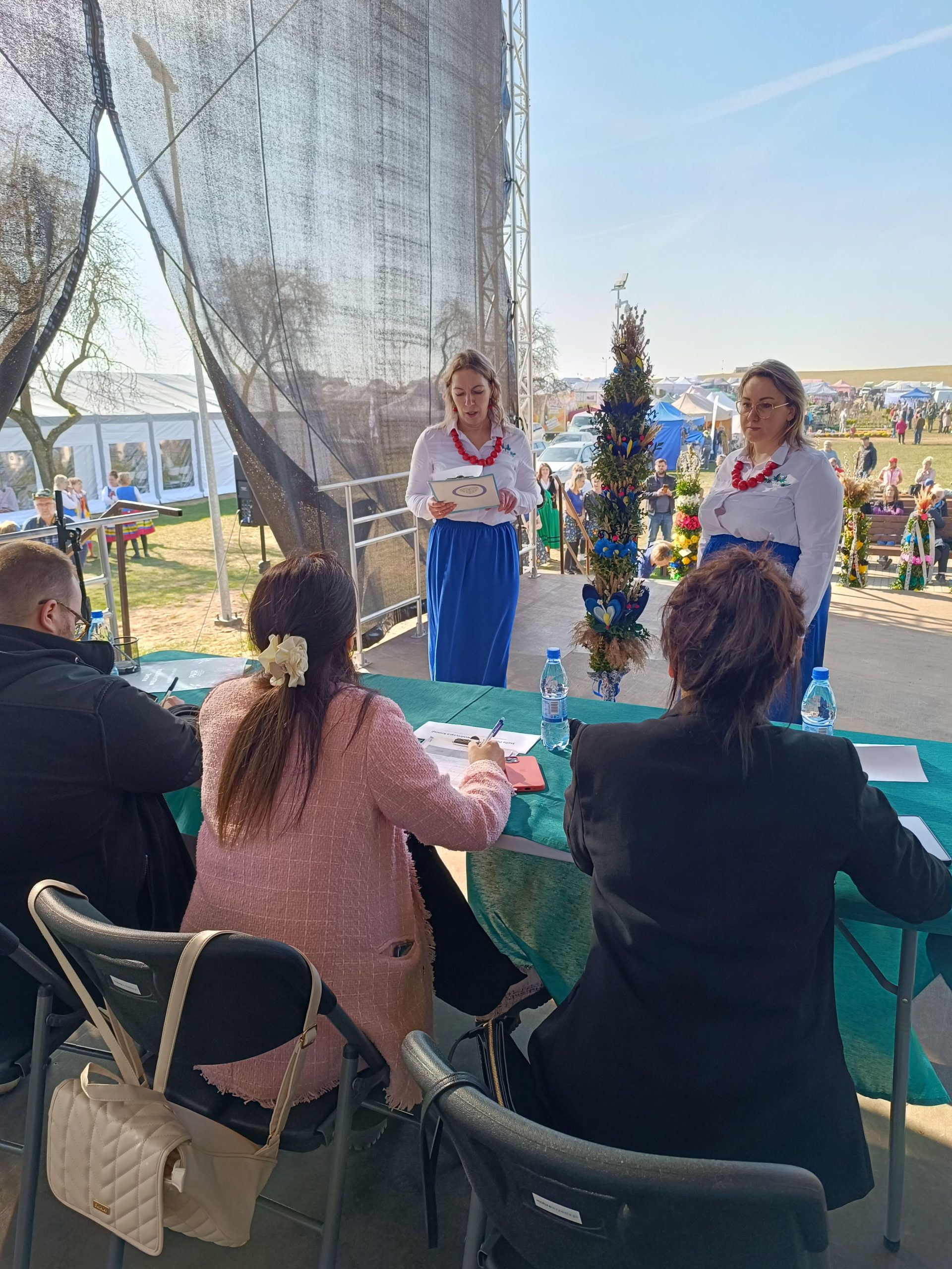 Prace komisji jury oceniającej Palmy Wielkanocne na scenie głównej 1