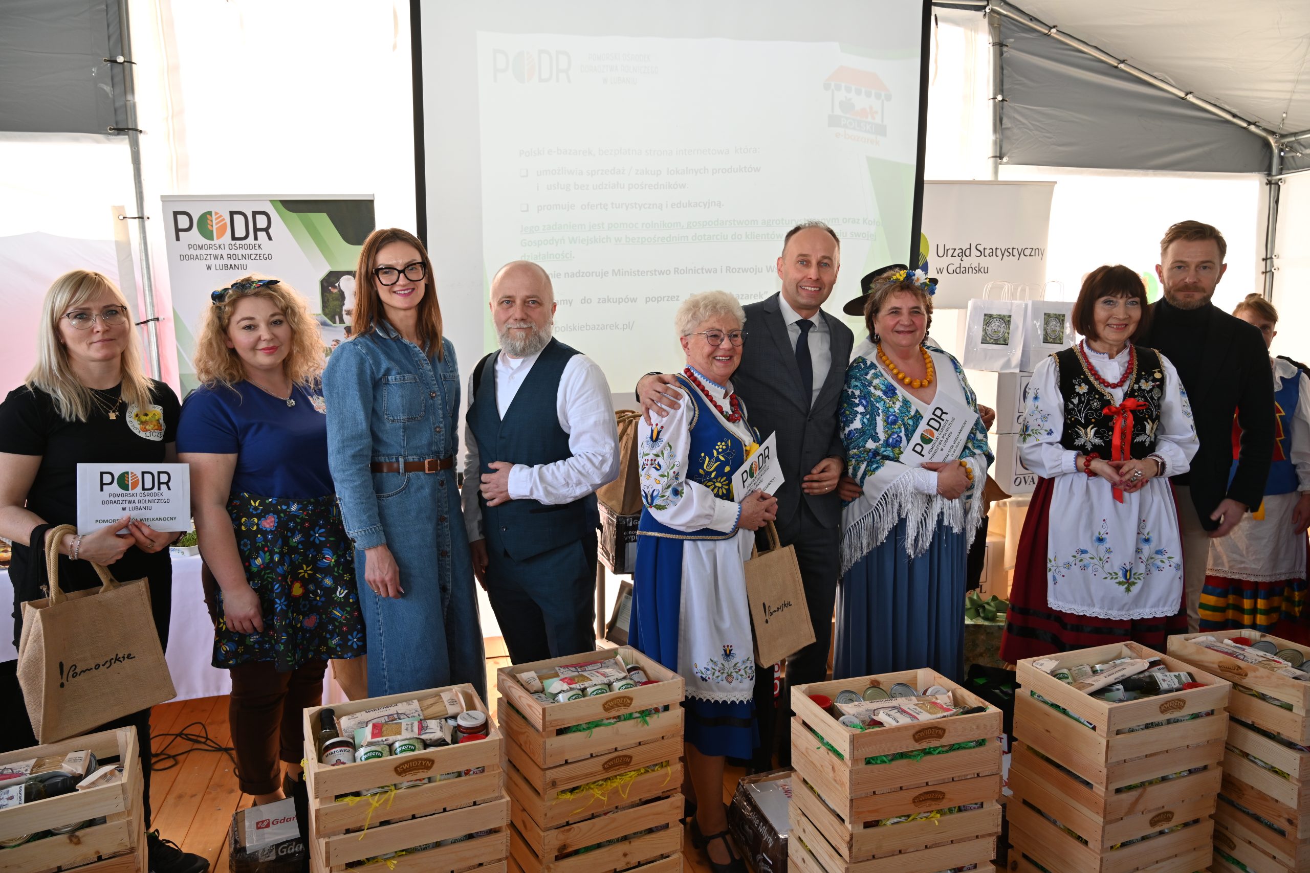 Wspólne zdjęcie z KGW - od lewej p. Renata Kosińska - Dyrektor WZPOW KWIDZYN Sp. z o.o., p. Aleksander Mach - Dyrektor PODR w Lubaniu oraz p. Ryszard Świlski - Senator RP