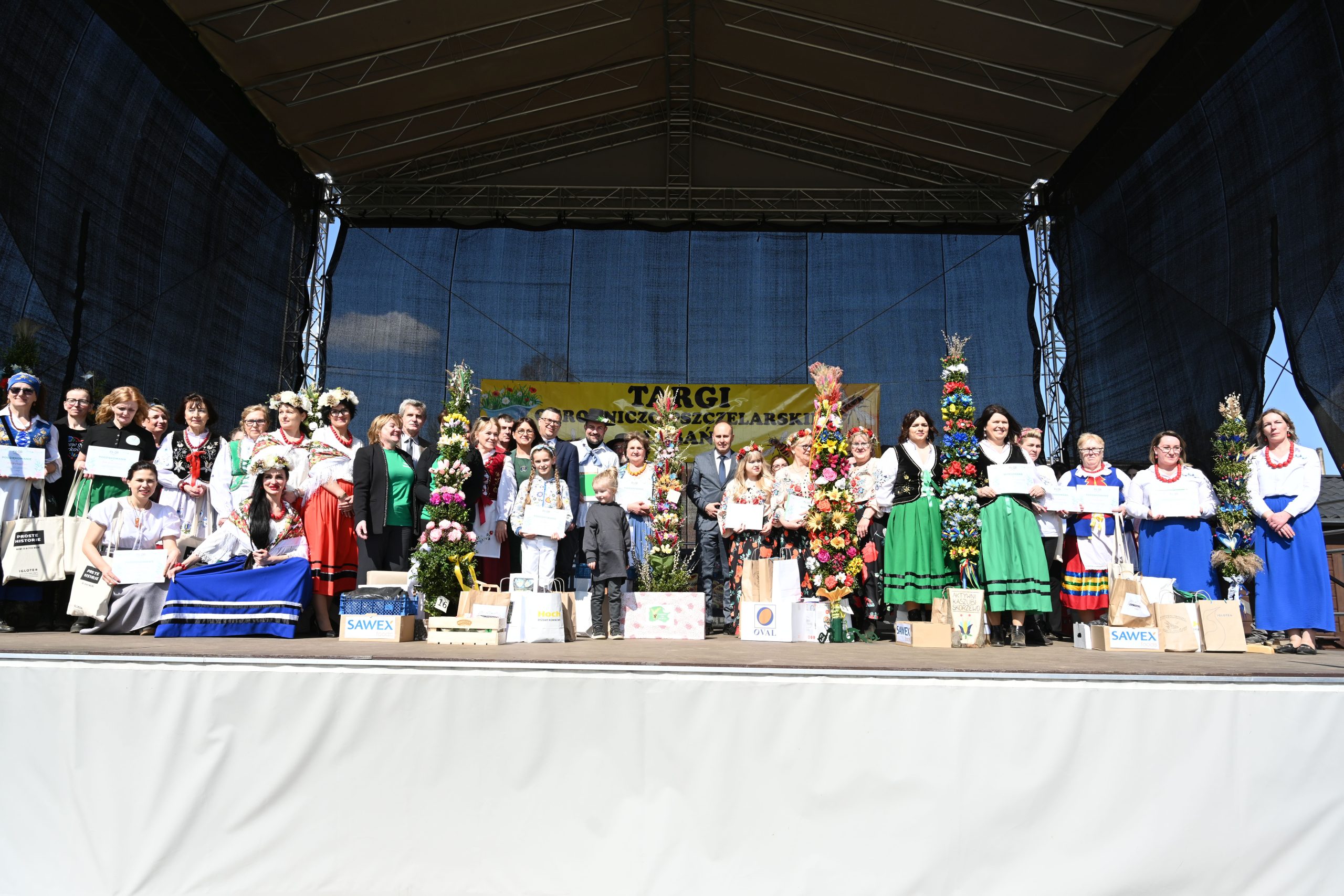 Wspólne zdjęcie Dyrekcji PODR w Lubaniu z laureatami konkursu oraz  fundatorami nagród