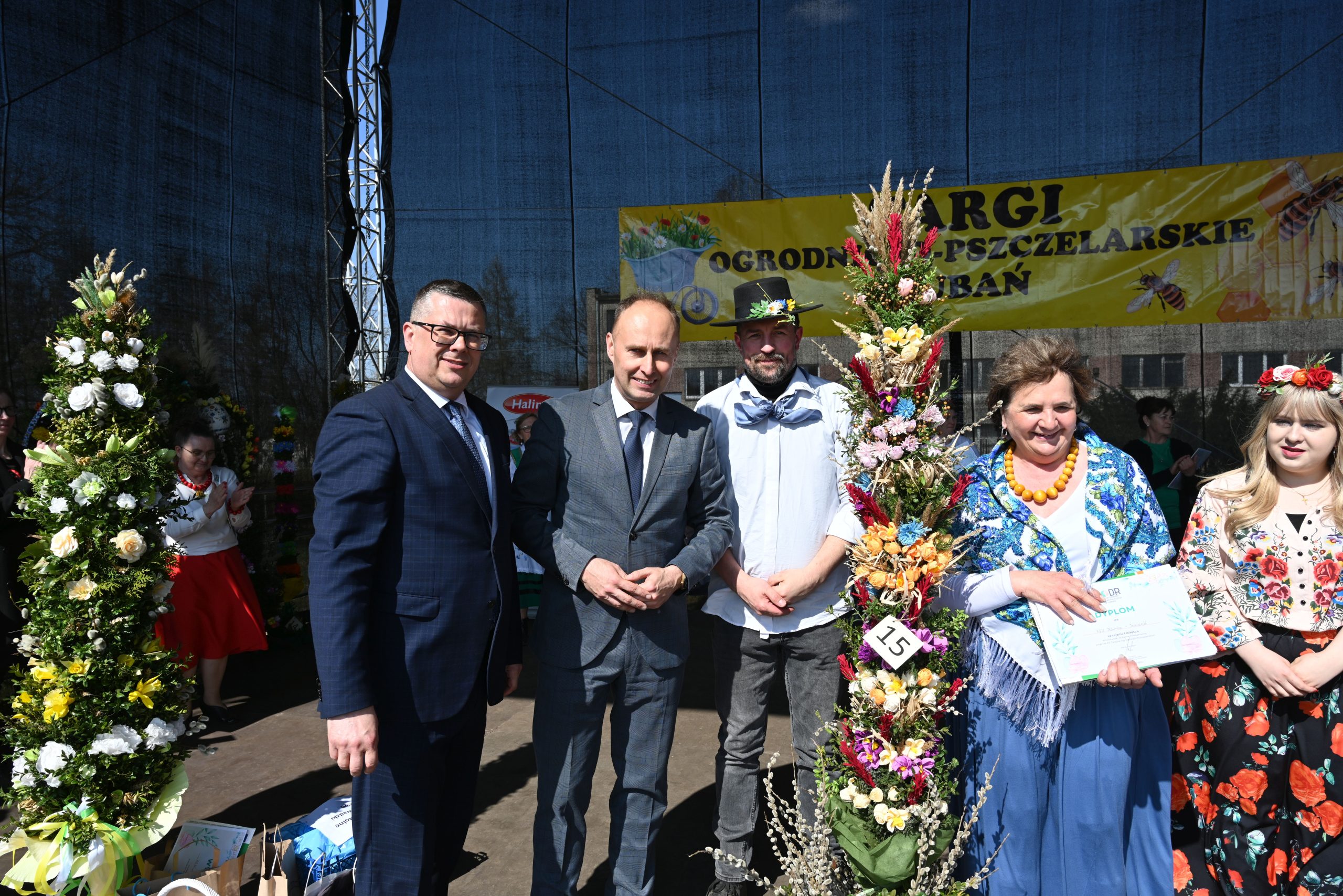 Wspólne zdjęcie Dyrekcji PODR  z laureatami II miejsca - KGW ,, Chochla i Warząchew''