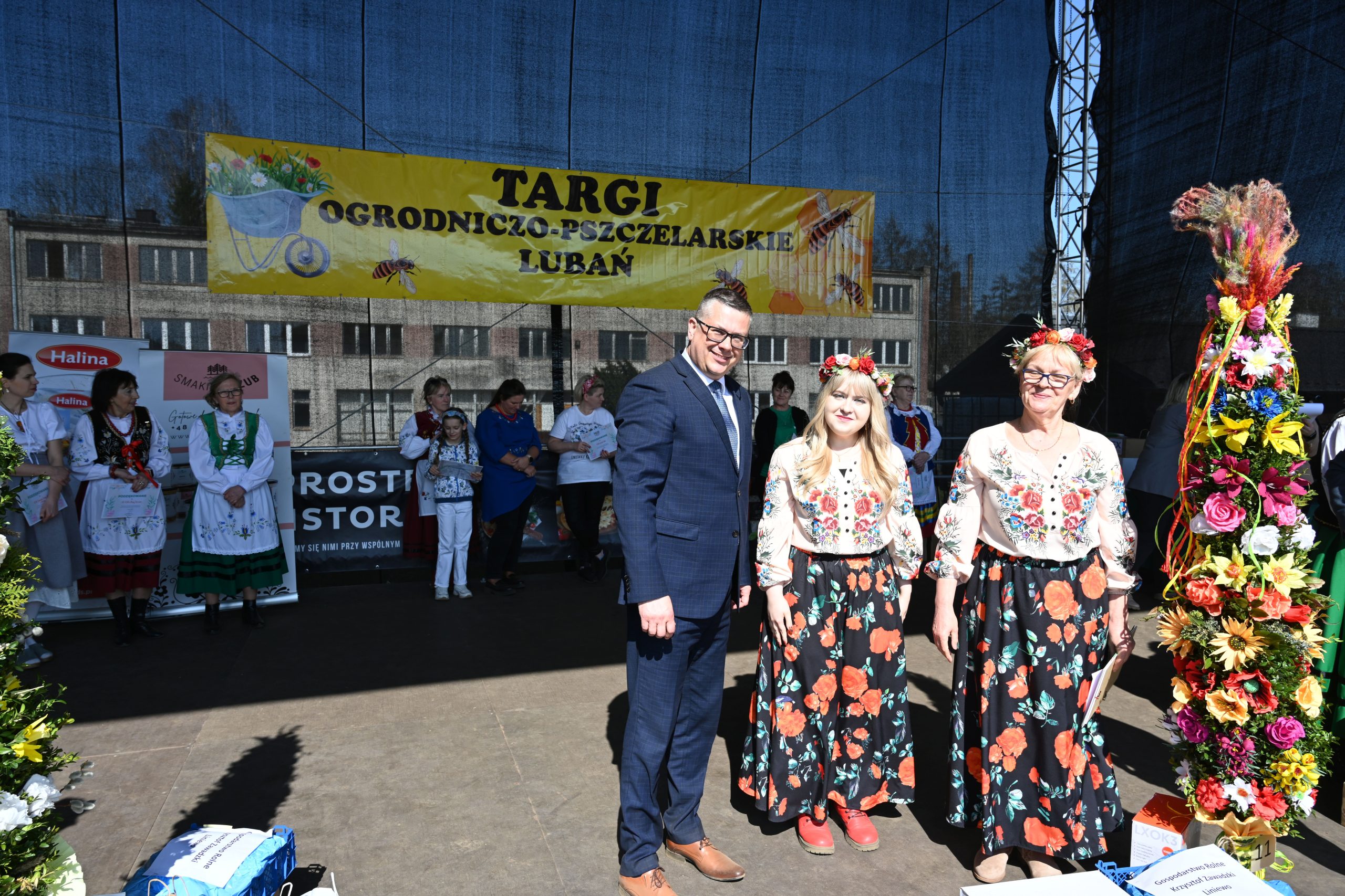 Wspólne zdjęcie Za-cy Dyrektora PODR Adama Klimczaka z laureatami konkursu