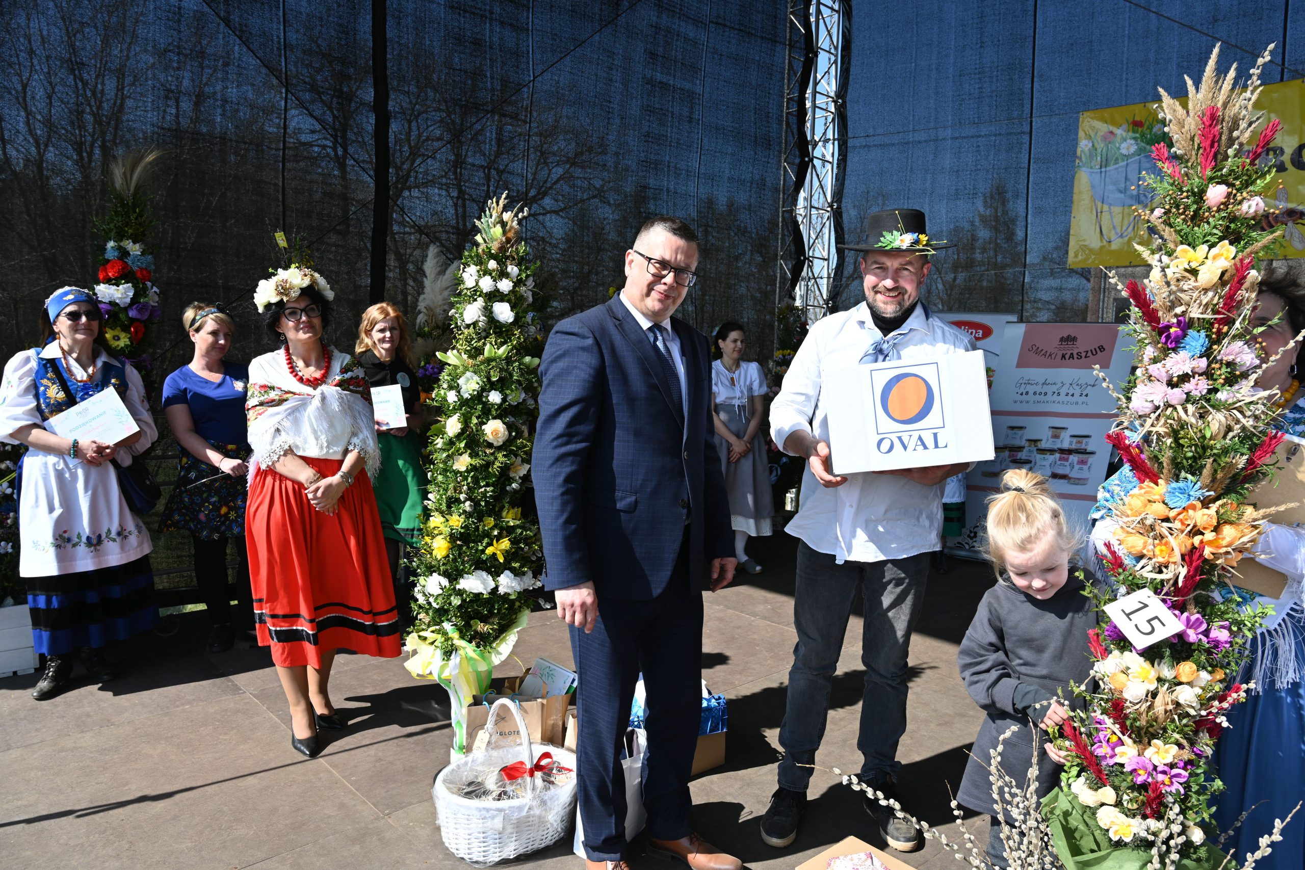 Wspólne zdjęcie Zastępcy Dyrektora PODR z  laureatem II miejsca - KGW ,, Chochla i Warząchew''