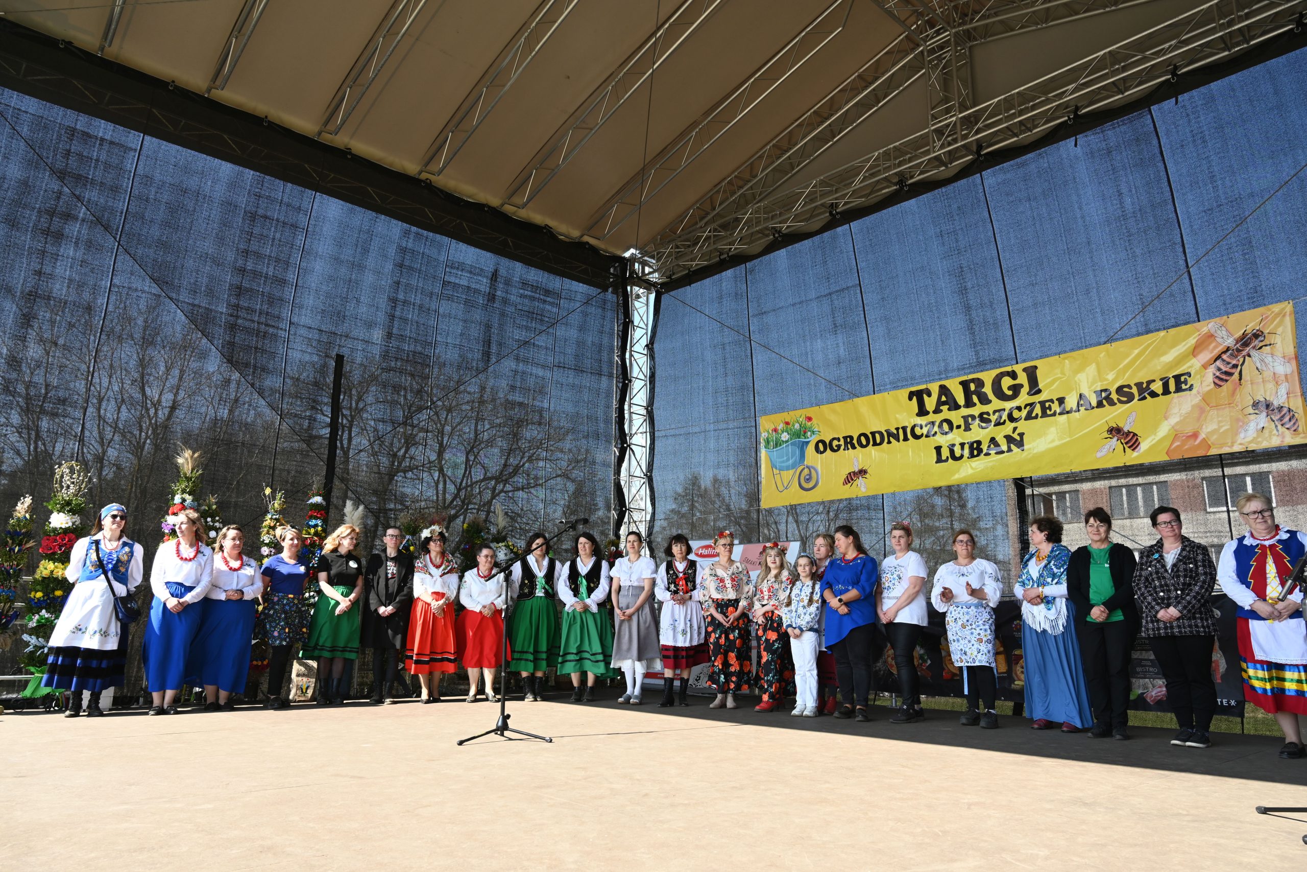 Wspólne zdjęcie uczestniczek konkursu na Palmę Wielkanocną