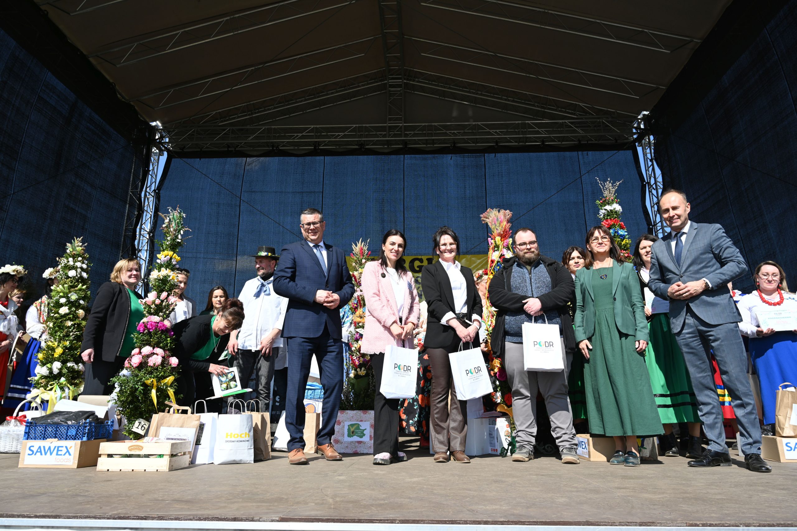 Współne zdjecie z Dyrekcją PODR, Komisją jury, Fundatorami nagród oraz laureatami konkursu
