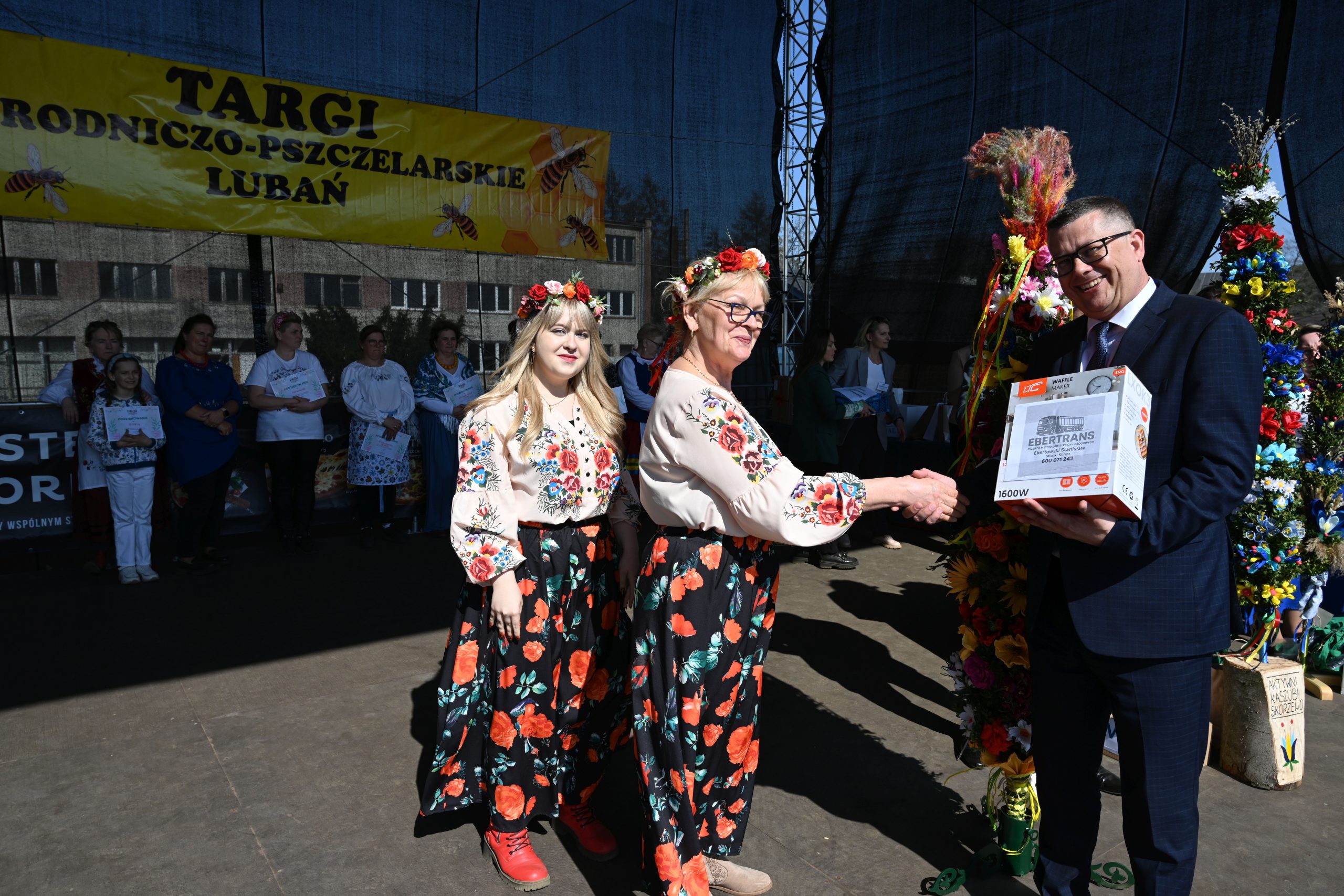 Z-ca dyrektora PODR  Adam Klimczak wręczający nagrodę laureatowi III miejsca - KR-KGW w Trzepowie