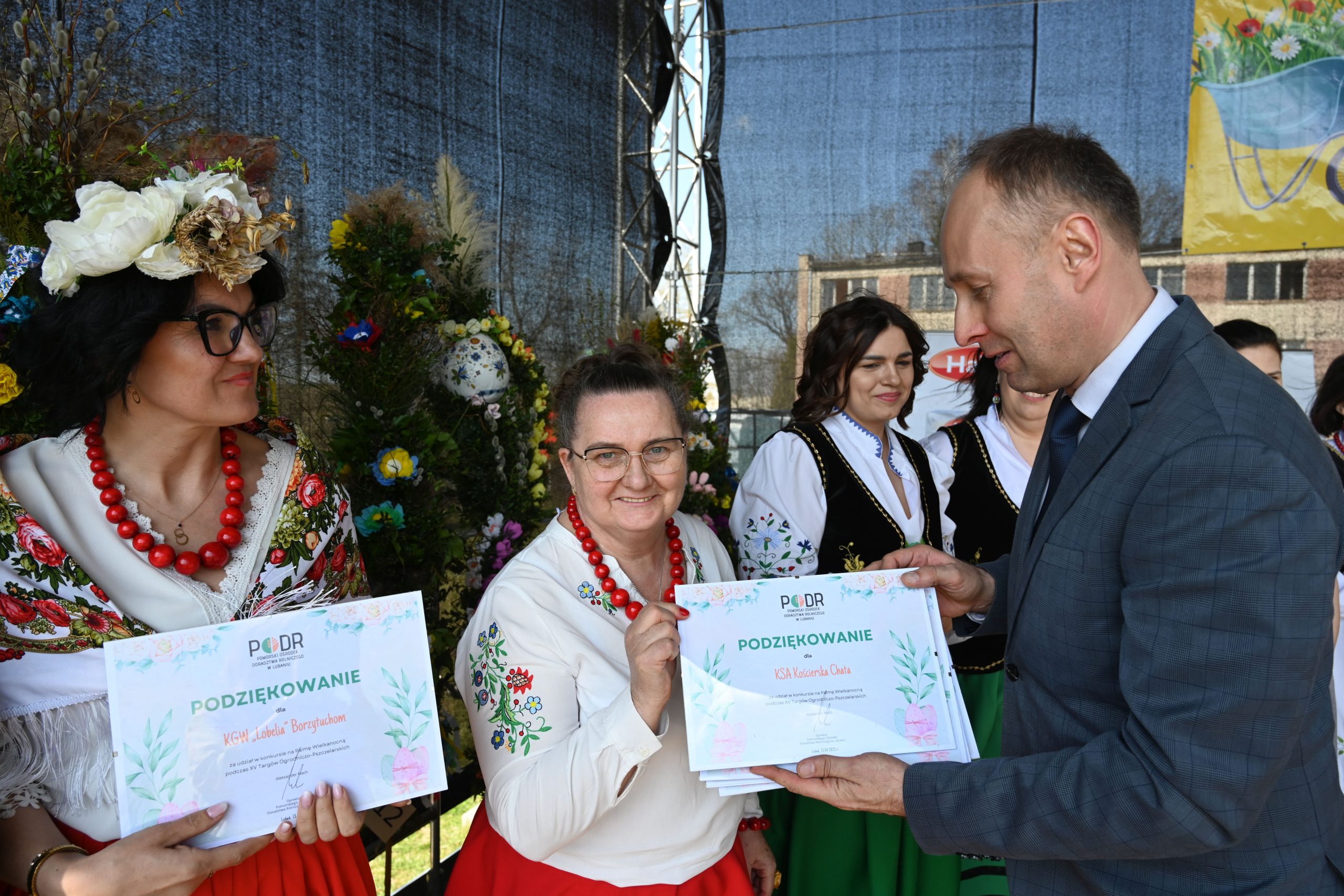 Dyrektor PODR w Lubaniu  wręczający  podziękowania za udział w konkursie