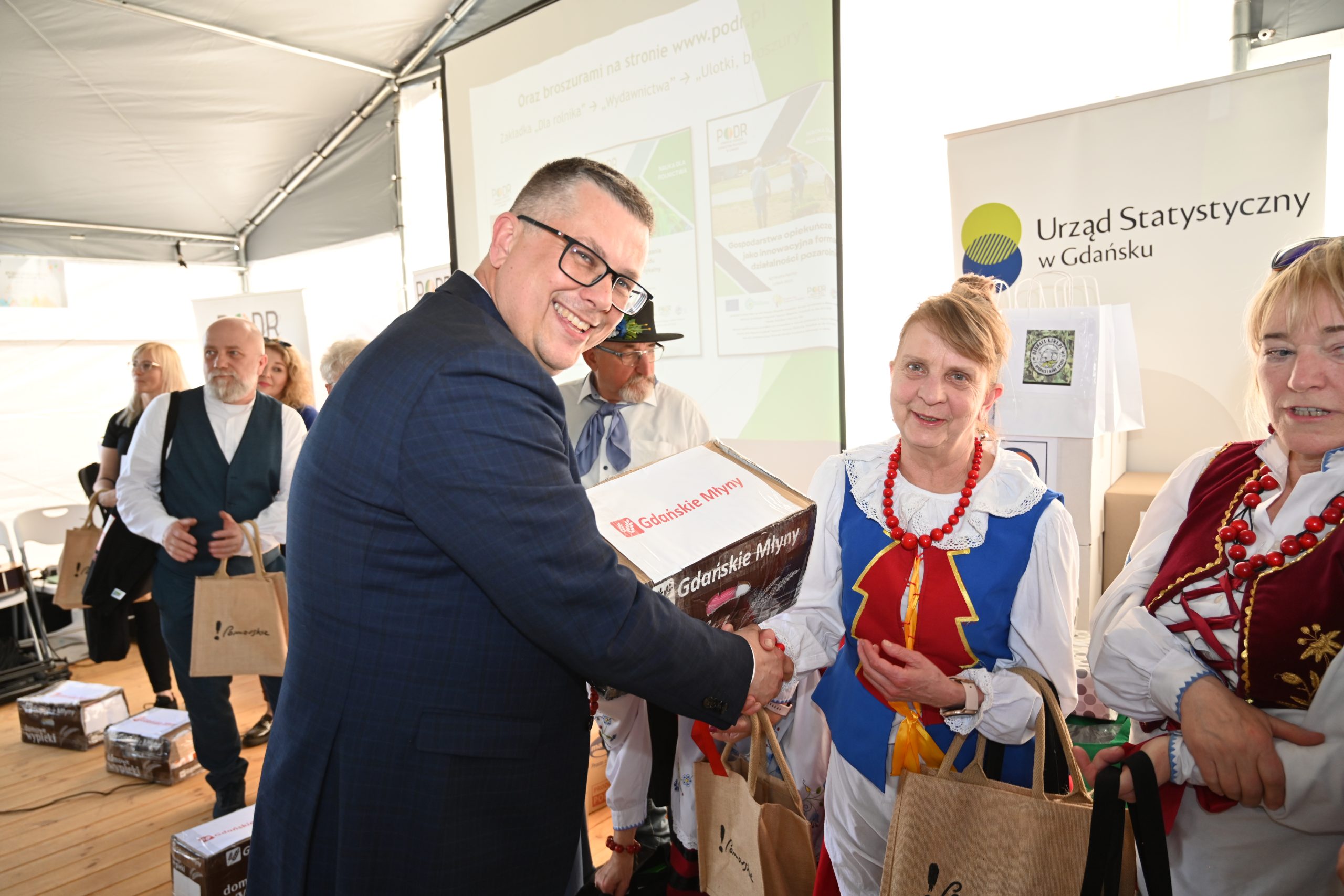p. Adam Klimczak - z-ca Dyrektora PODR w Lubaniu wręcza nagrodę od Gdańskich Młynów
