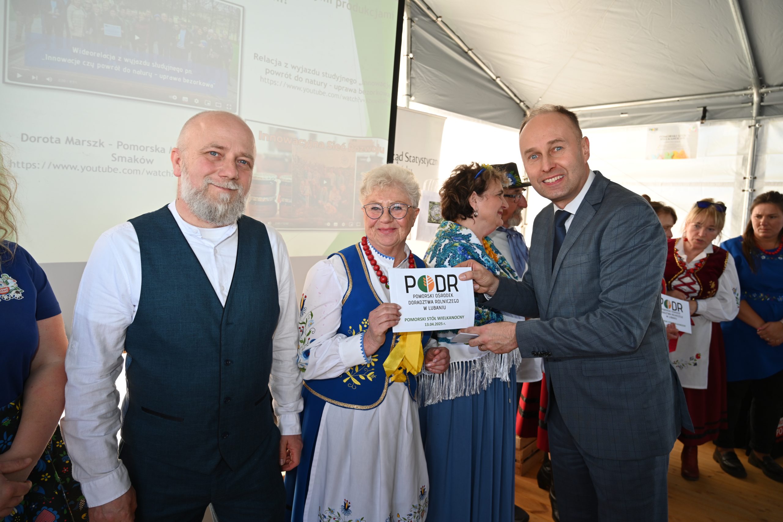 p. Aleksander Mach - Dyrektor PODR w Lubaniu wręcza nagrodę dla Stowarzyszenia Kaszubianki