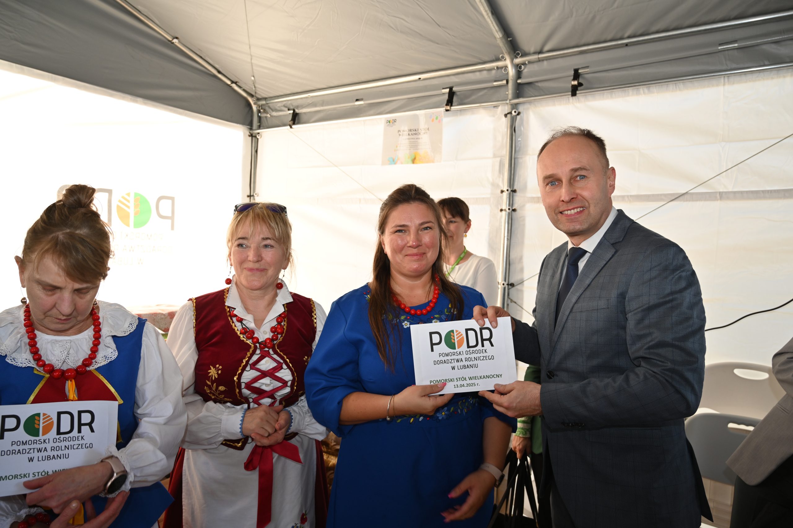 p. Aleksaner Mach - Dyrektor PODR w Lubaniu wręcza nagrodę dla KR-KGW w Lipach