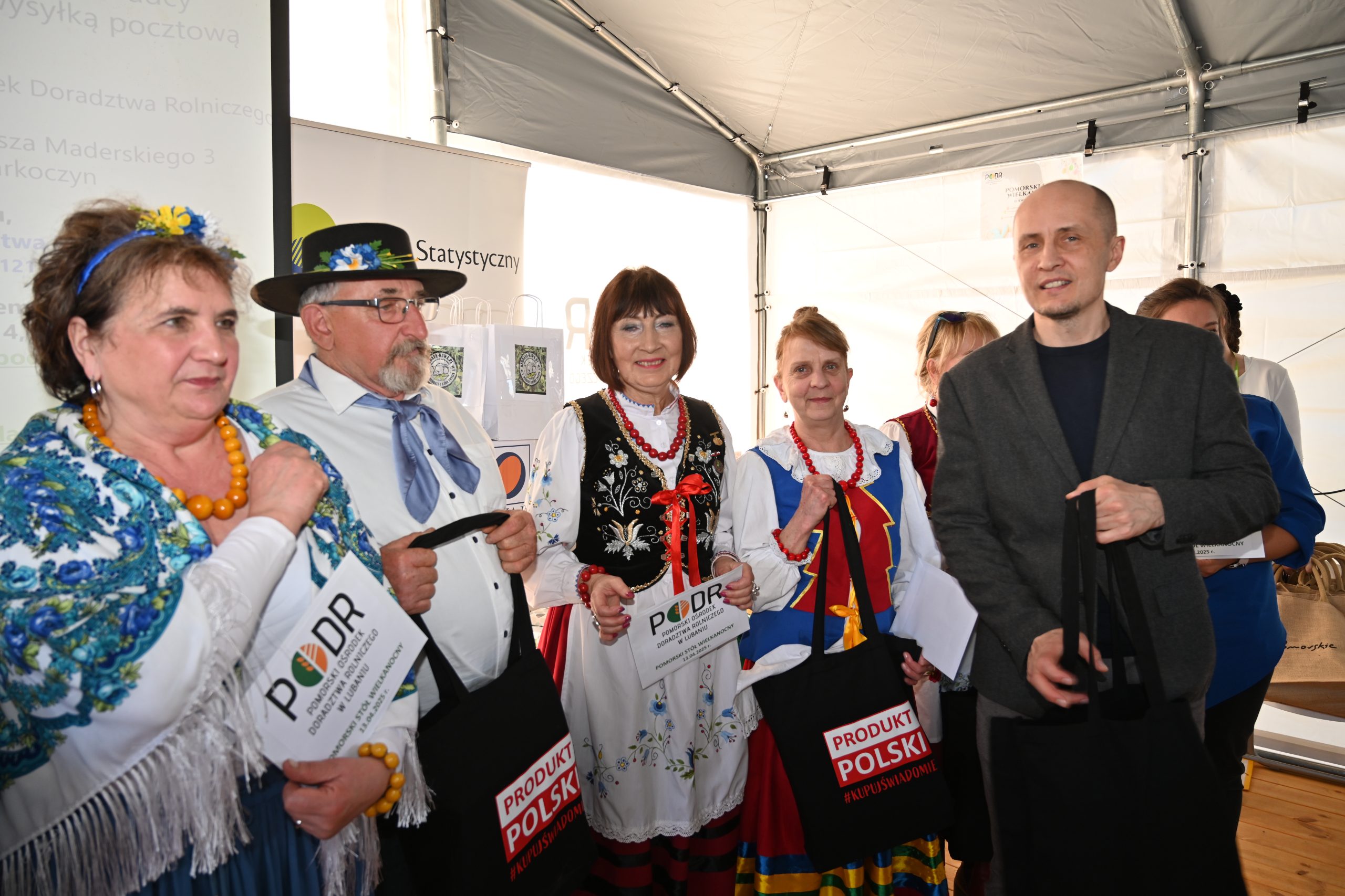 p. Radosław Śnieg - p.o. Zastępcy Dyrektora KOWR w Pruszczu Gdańskim wręcza nagrody dla KGW